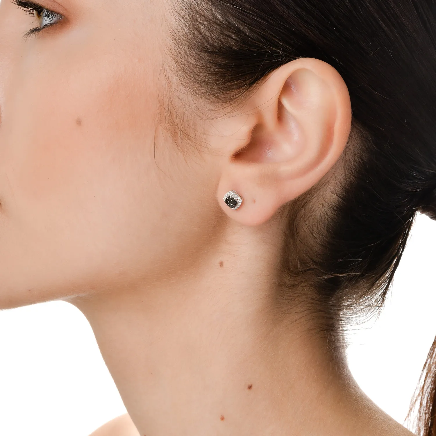 Kolczyki z białego złota z czarnymi i przezroczystymi diamentami o masie 0.3ct