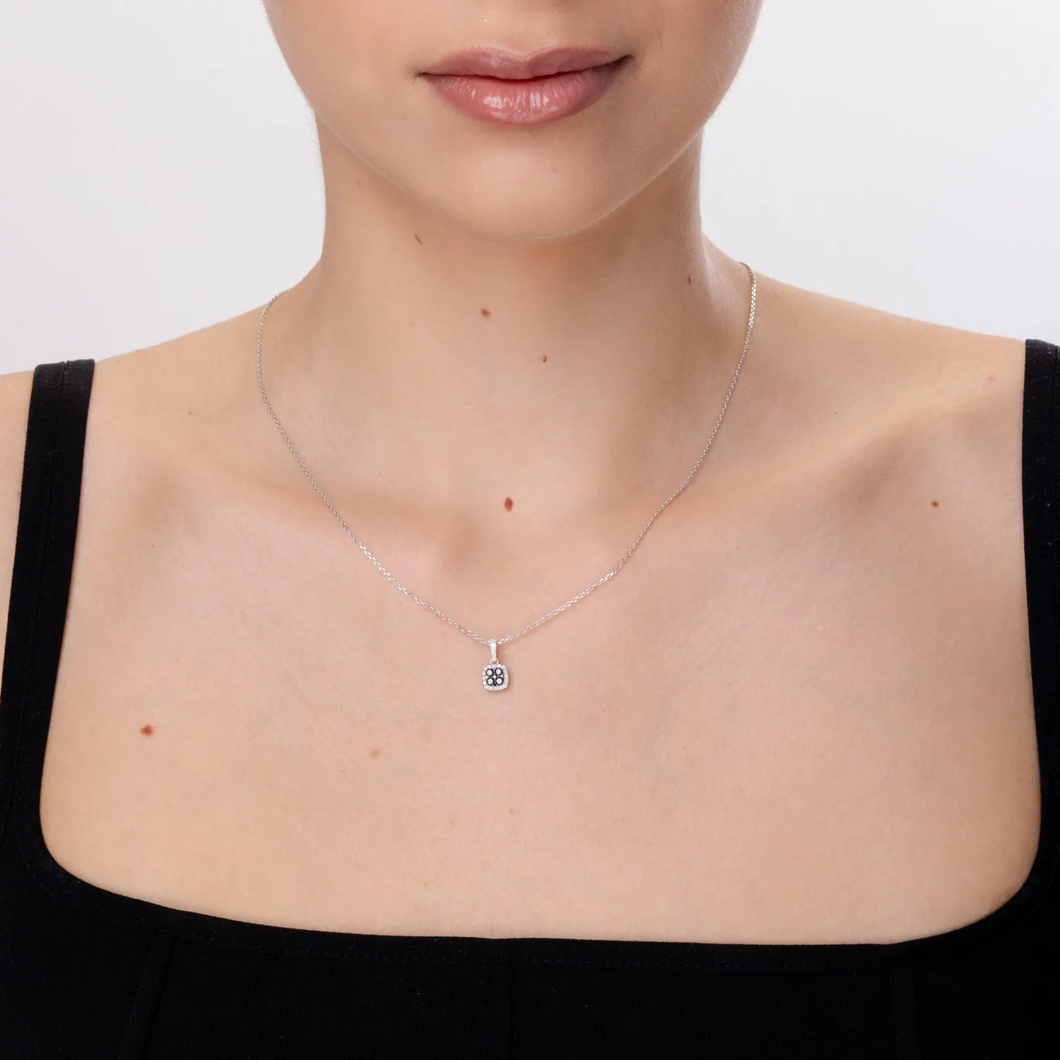 Fehér arany medál 0.2ct fekete és átlátszó gyémántokkal