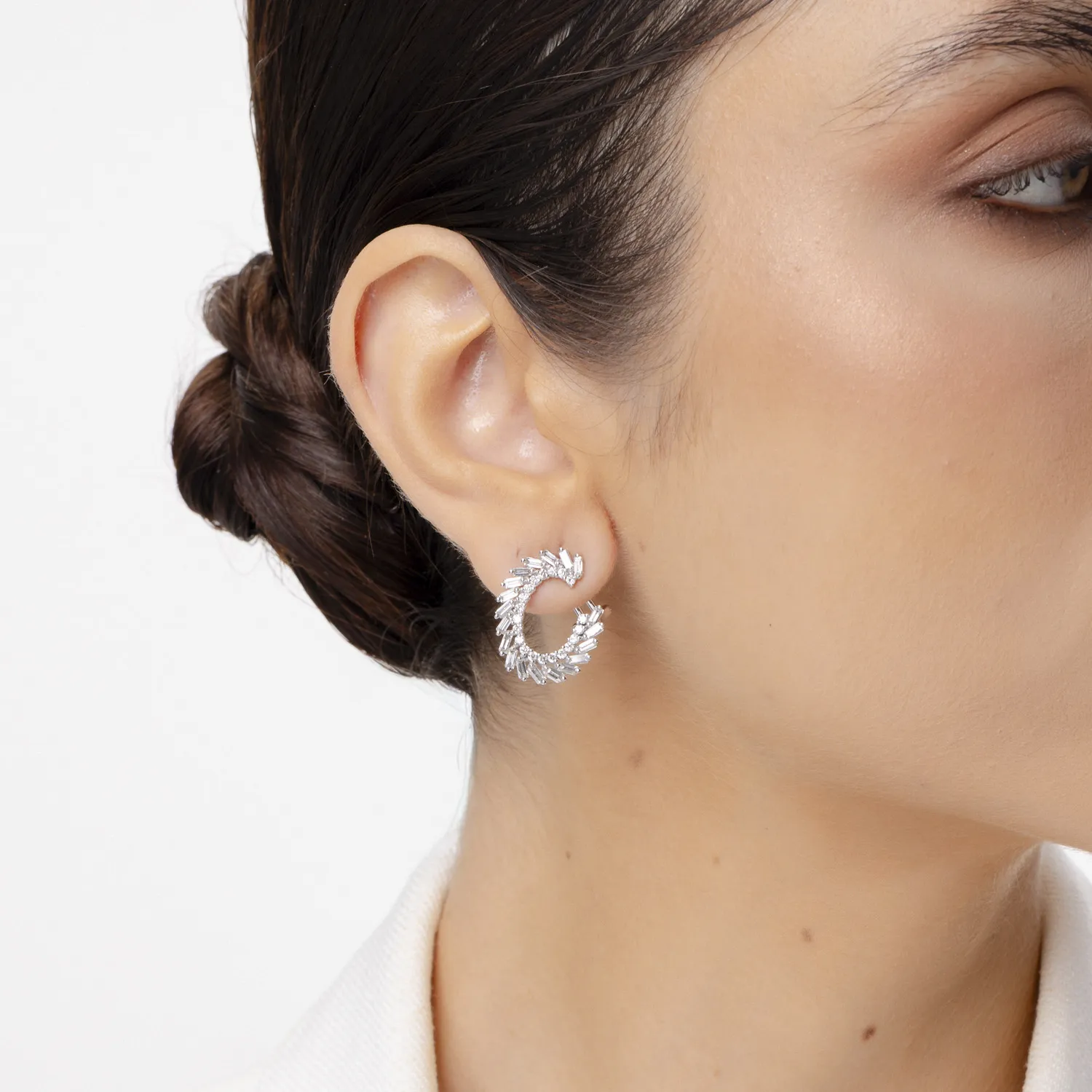 Cercei din aur alb cu diamante baguette si rotunde microsetting de 2.1ct