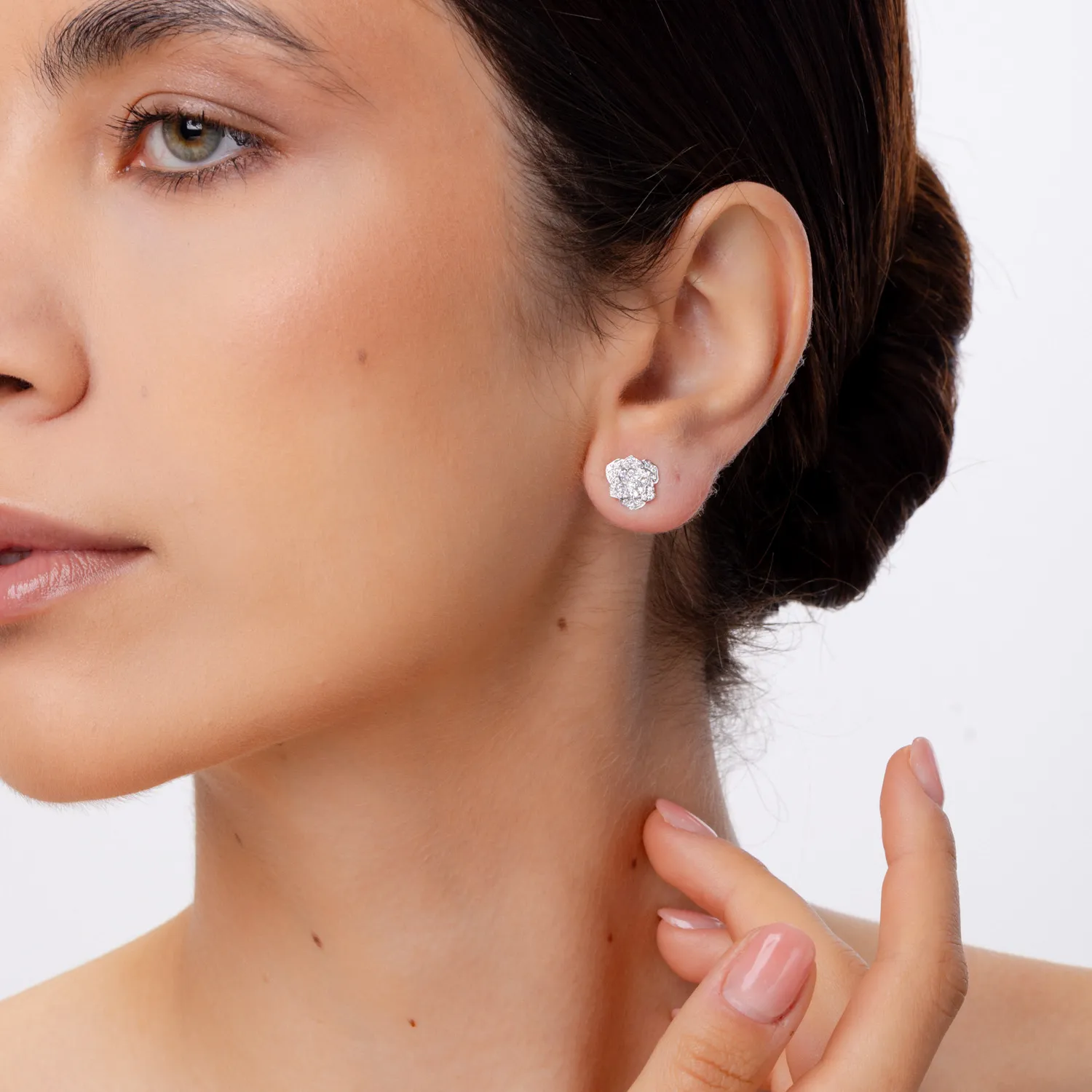 Cercei floare din aur alb cu diamante de 0.5ct