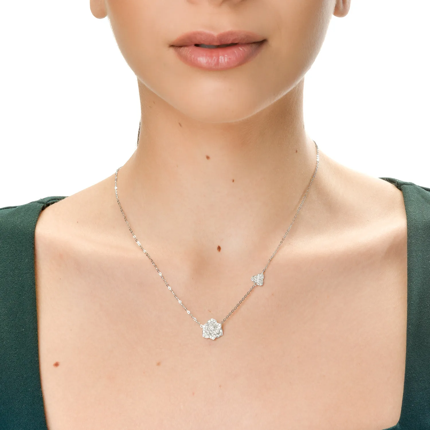 Fehérarany virágos medál nyaklánc 0.5ct gyémántokkal