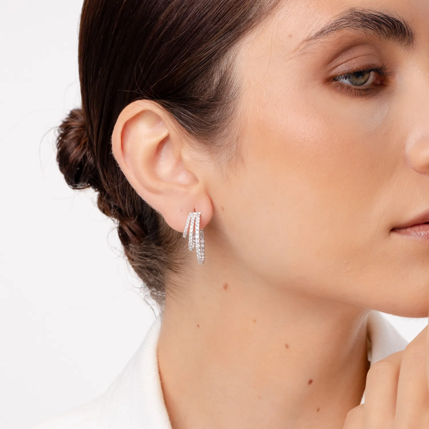 Kolczyki na ucho z białego złota z diamentami o masie 2.5ct