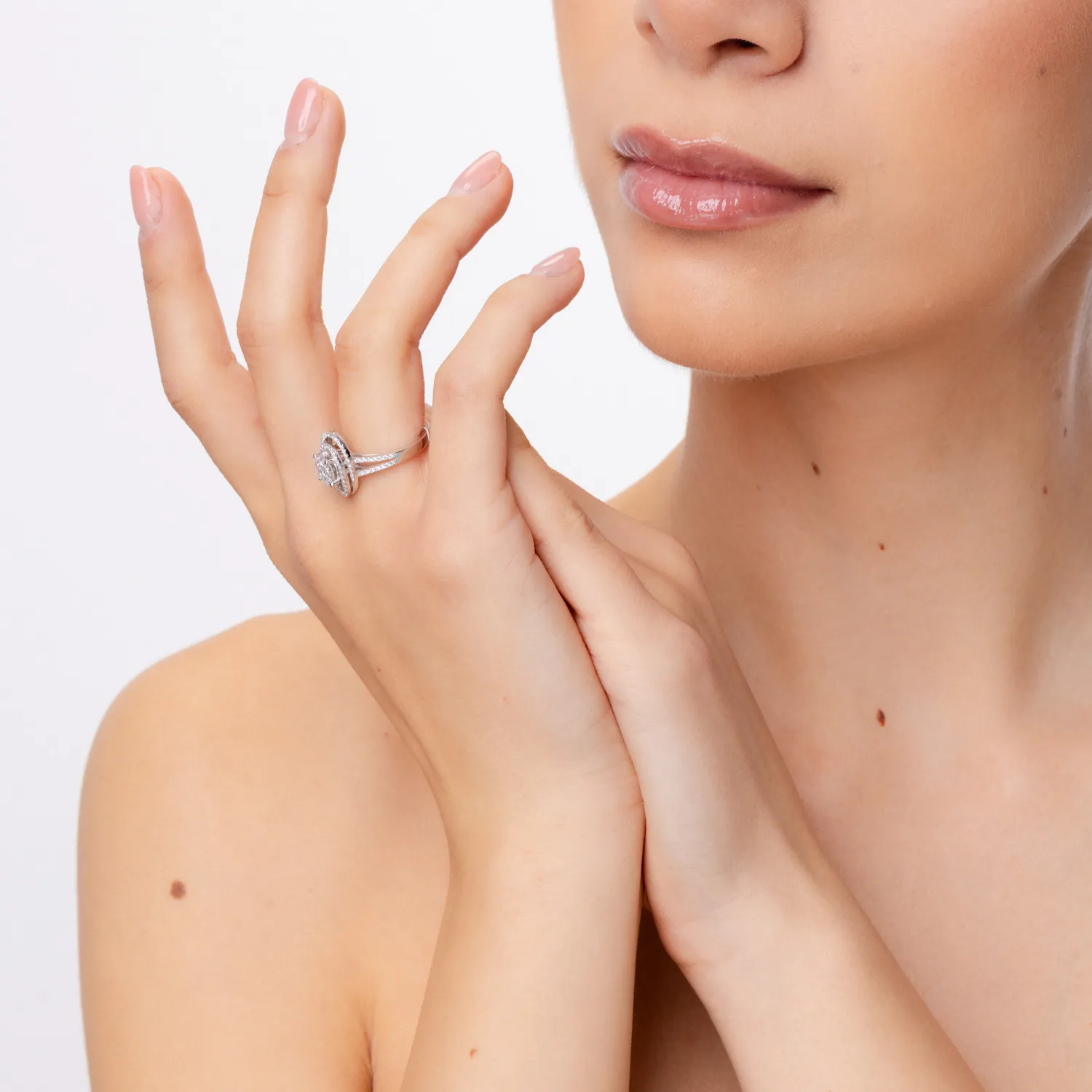 Pierścionek z białego złota z 0.6ct mikrooprawionymi diamentami