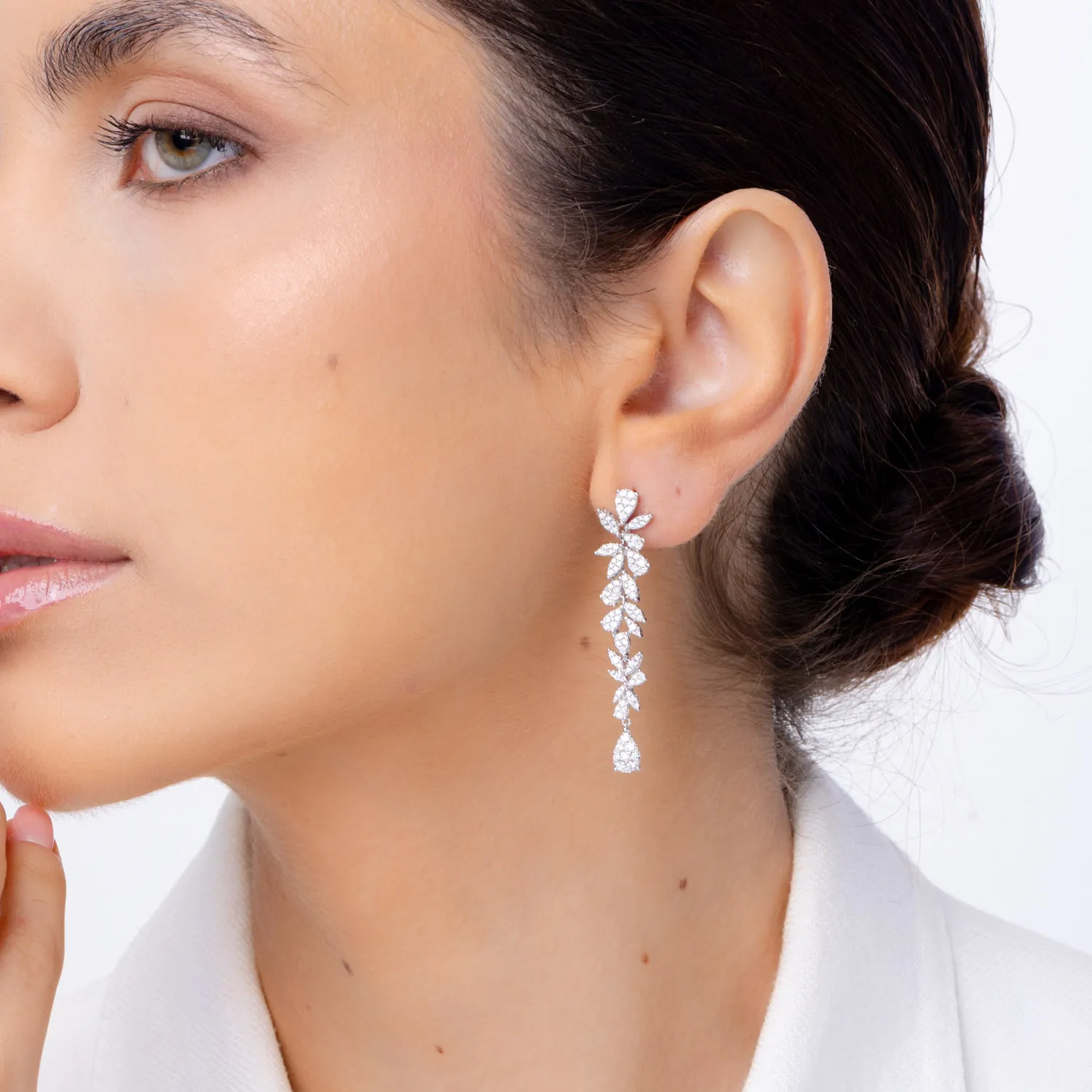 Cercei lungi din aur alb cu diamante de 1.4ct