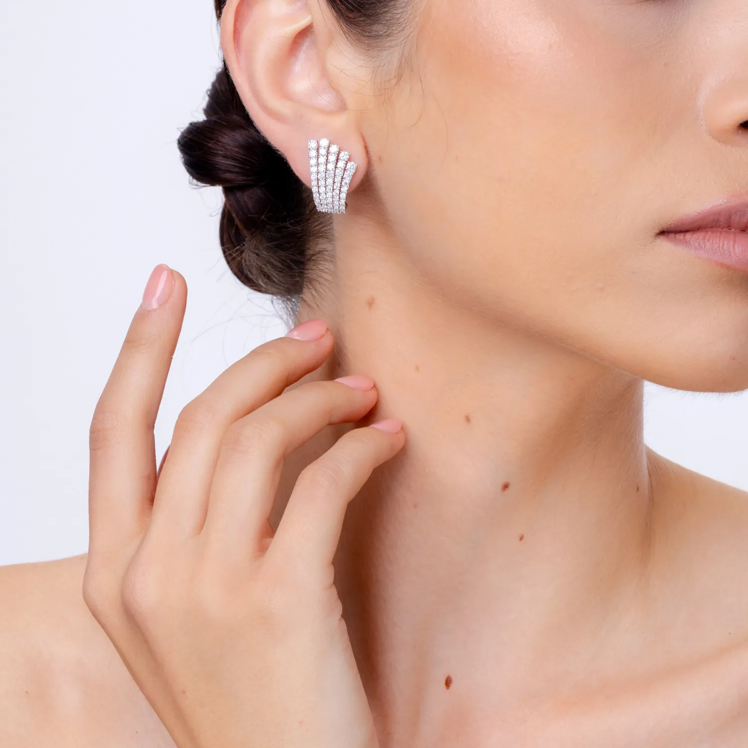 Kolczyki na ucho z białego złota z diamentami o masie 2.6ct