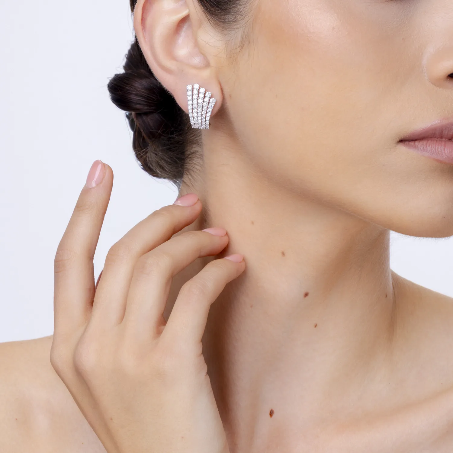 Teilor Cercei on ear din aur alb cu diamante de 2.6ct