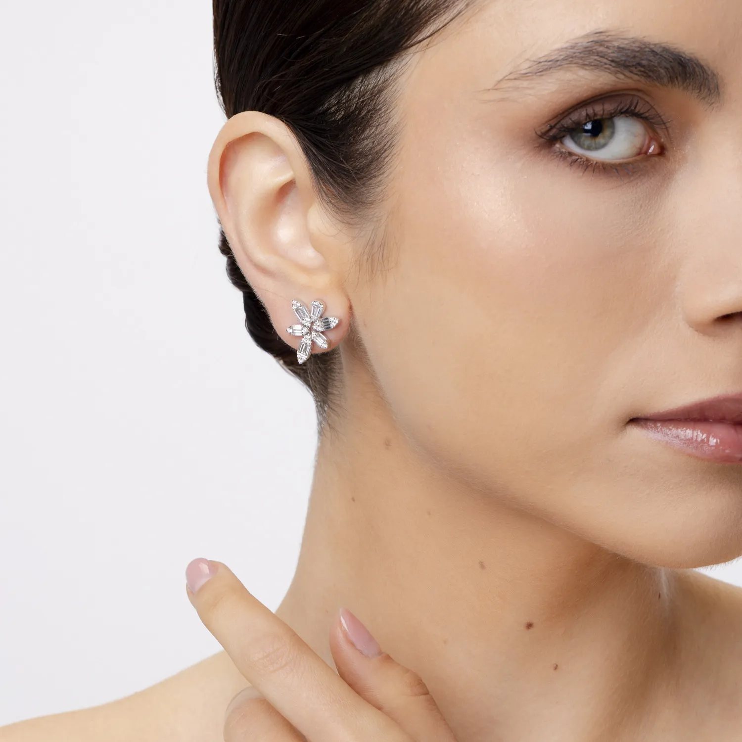 Fehérarany virágos fülbevaló 1.6ct gyémántokkal