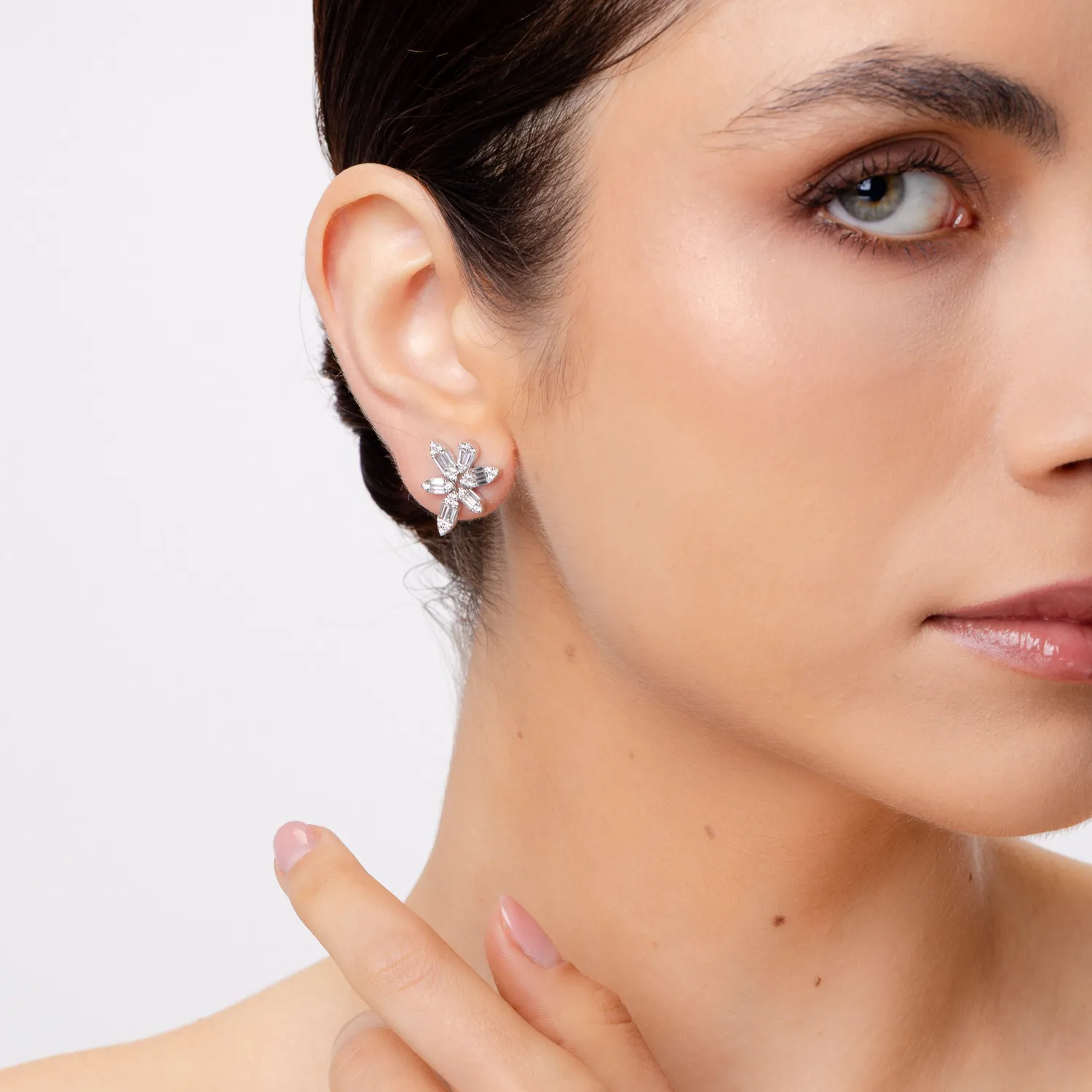 Cercei floare din aur alb cu diamante baguette si rotunde de 1.6ct