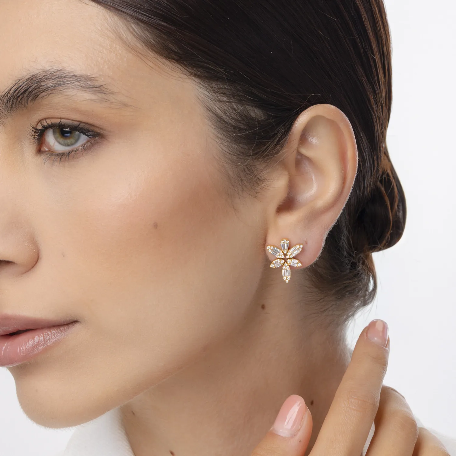 Yellow gold flower earrings with 1.6ct diamonds