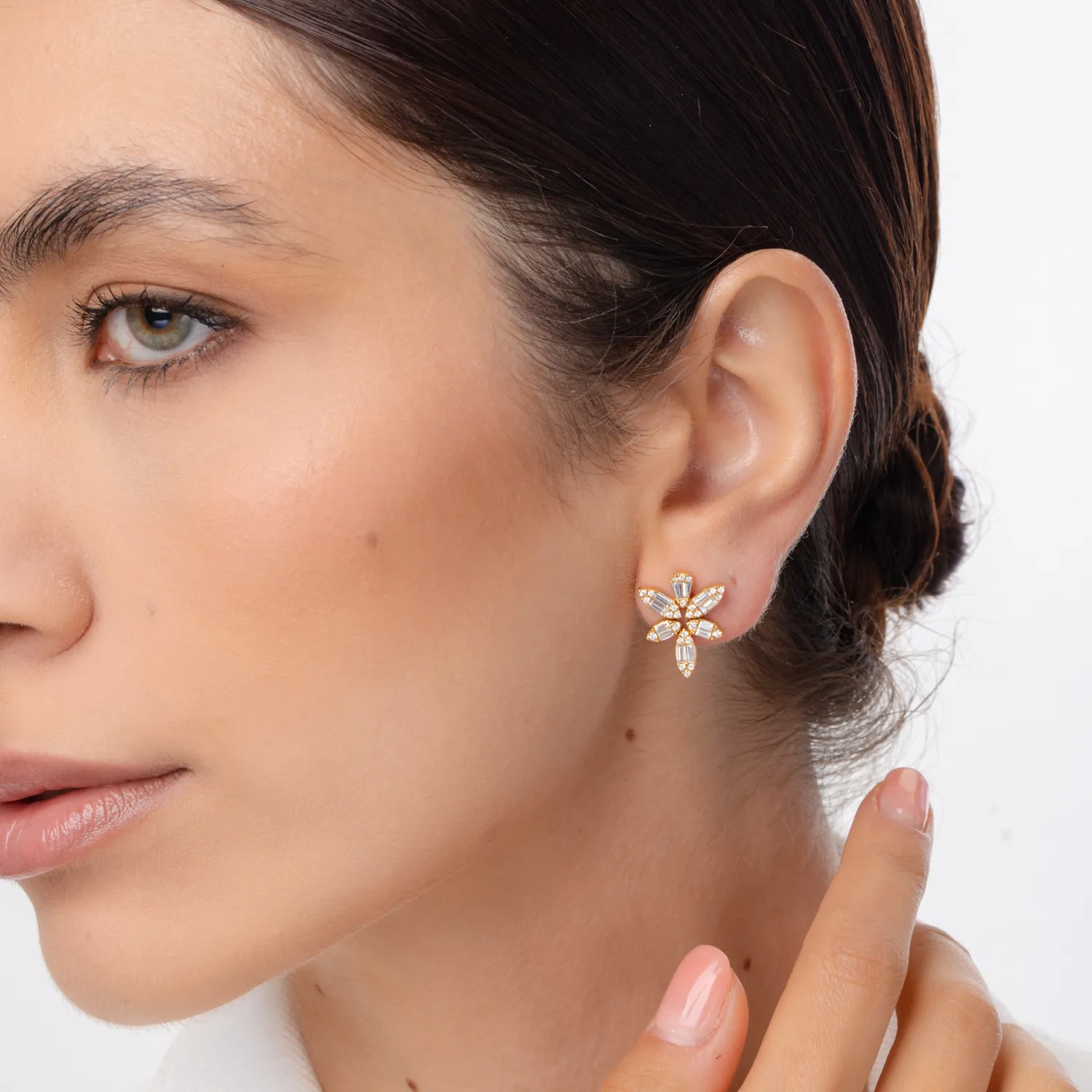 Kolczyki kwiaty z żółtego złota z diamentami o masie 1.6ct