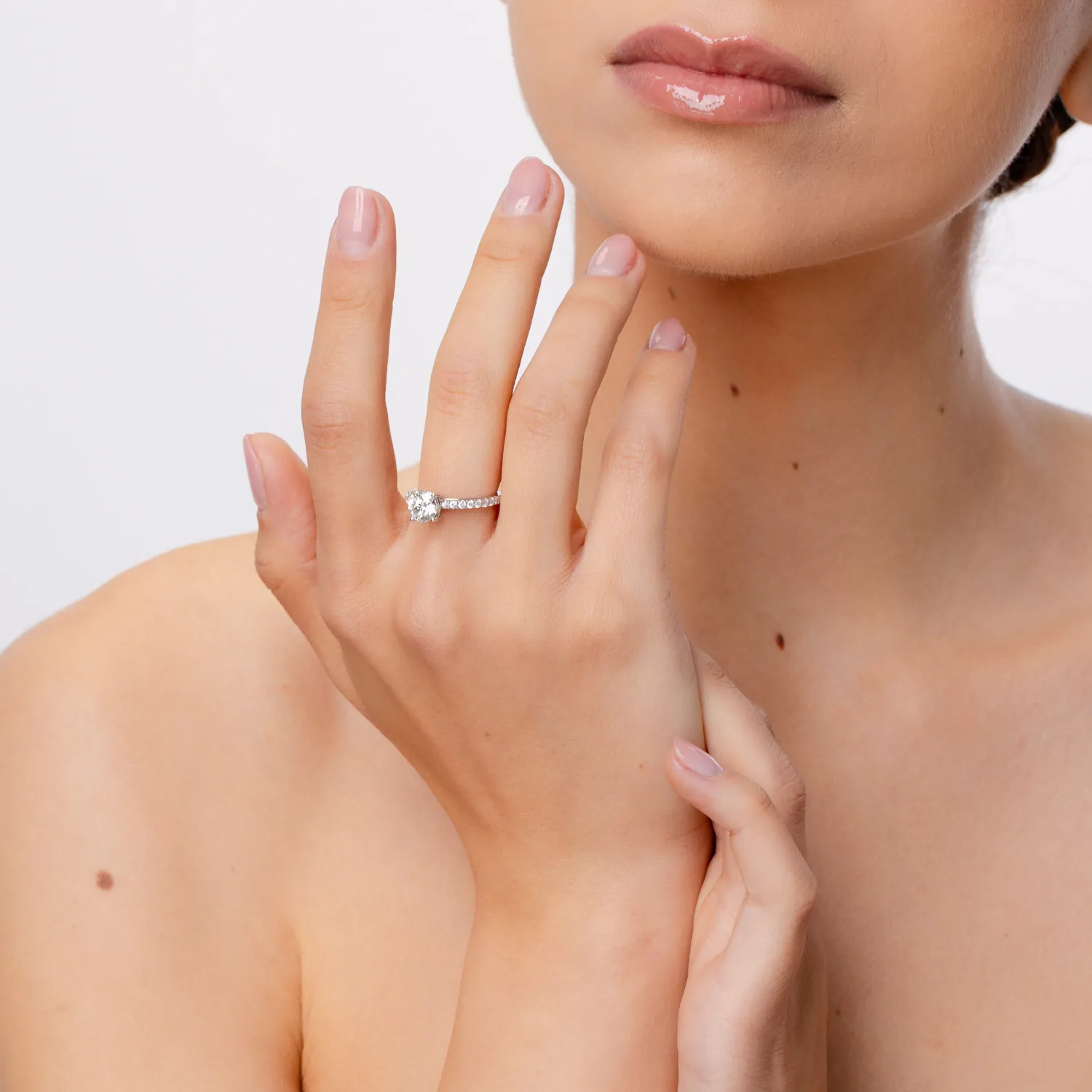 Pierścionek zaręczynowy z białego złota z diamentami 1.5ct