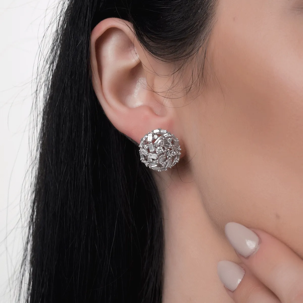 Kolczyki okrągłe z białego złota z diamentami o masie 2.1ct