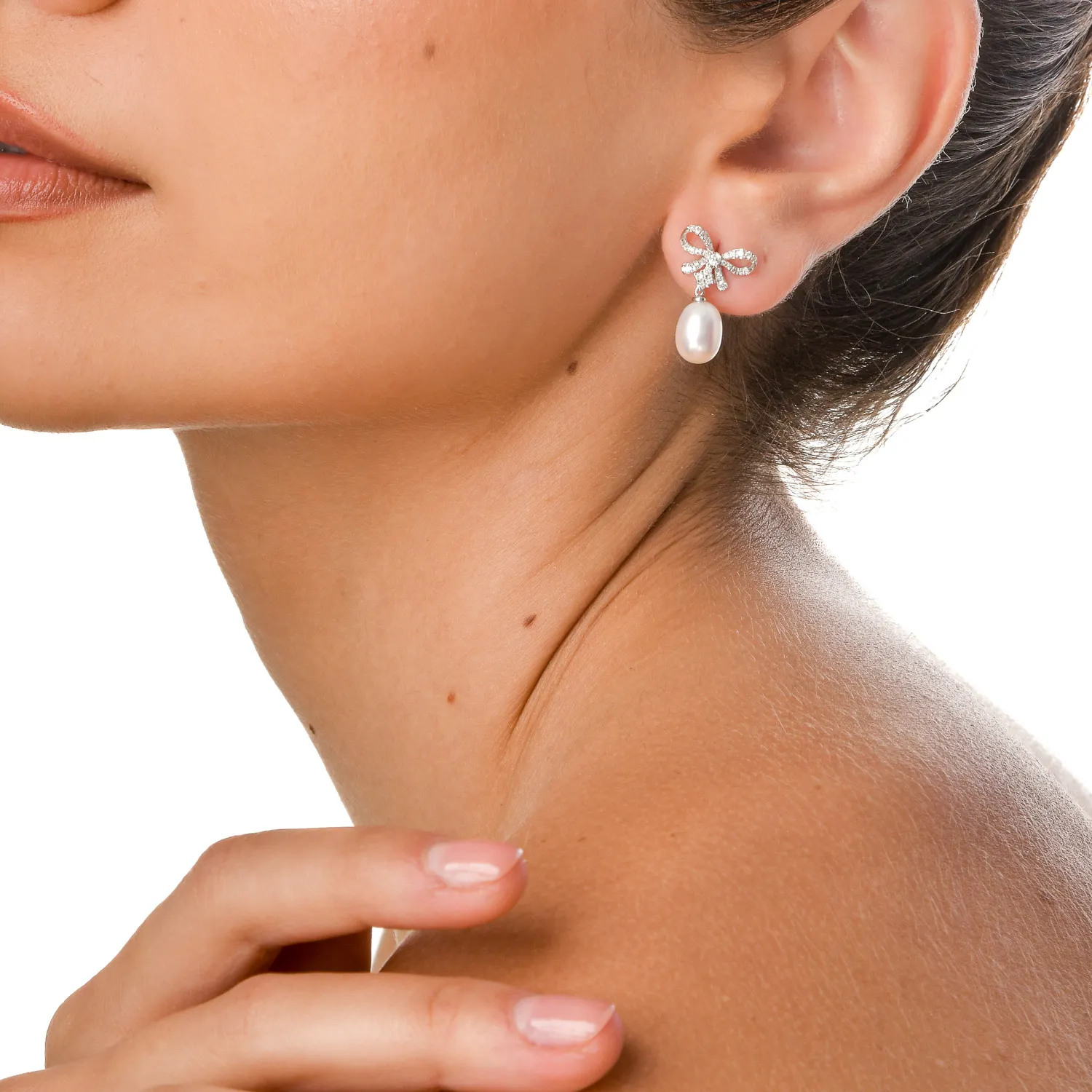 Fehér arany masni fülbevaló gyöngyökkel és 0.4ct gyémánttal