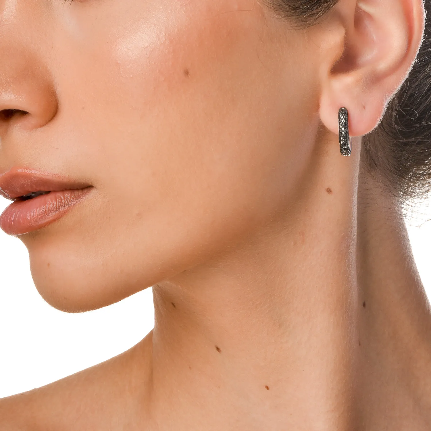 Kolczyki kółka z białego złota z czarnymi diamentami o masie 0.6ct