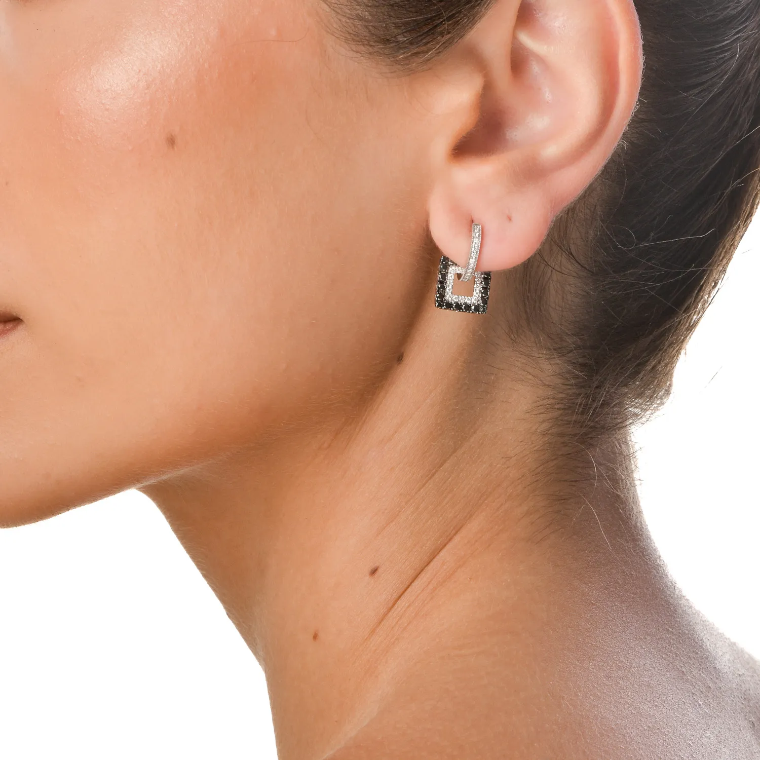 Geometryczne kolczyki z białego złota z czarnymi i przezroczystymi diamentami o masie 1.3ct