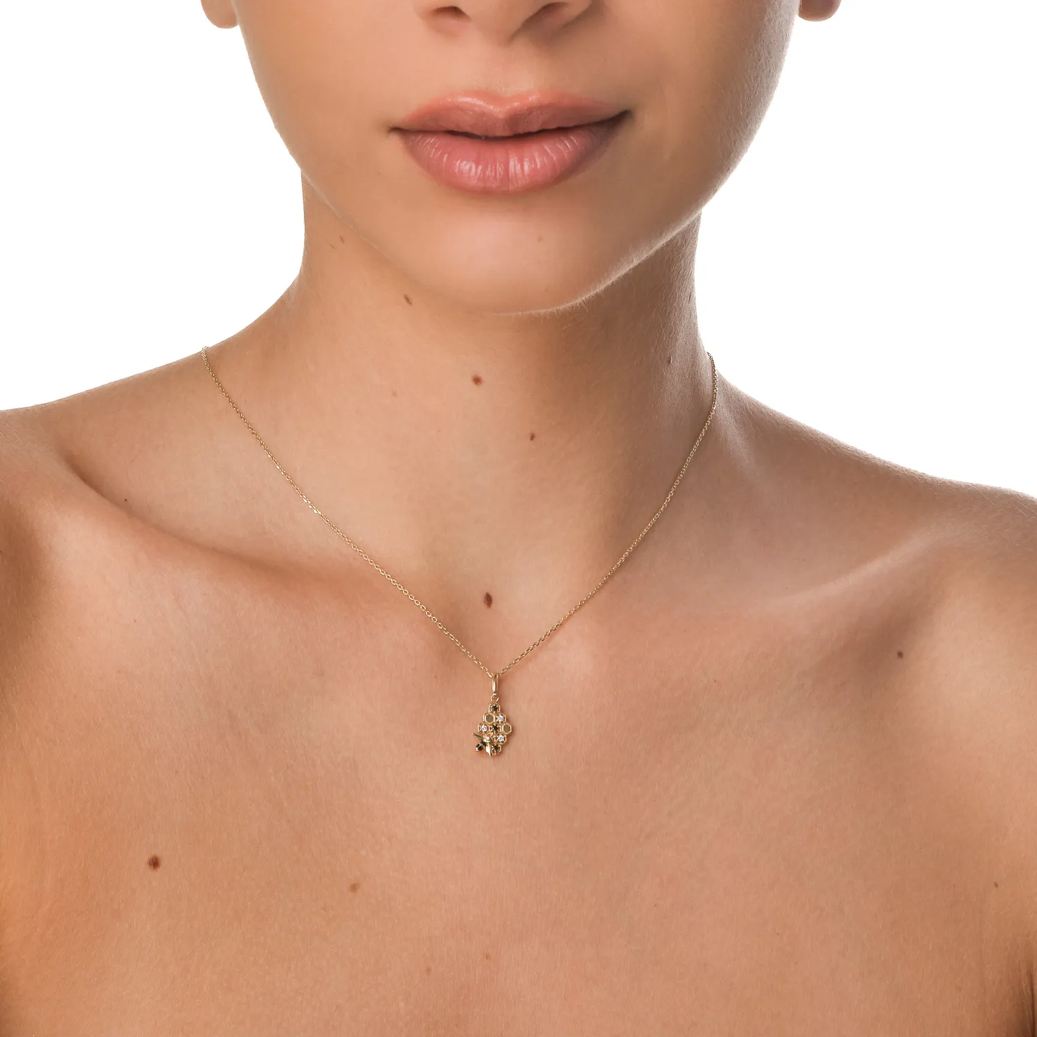 Wisiorek z żółtego złota z pszczołą i czarnymi i przezroczystymi diamentami o masie 0.08ct