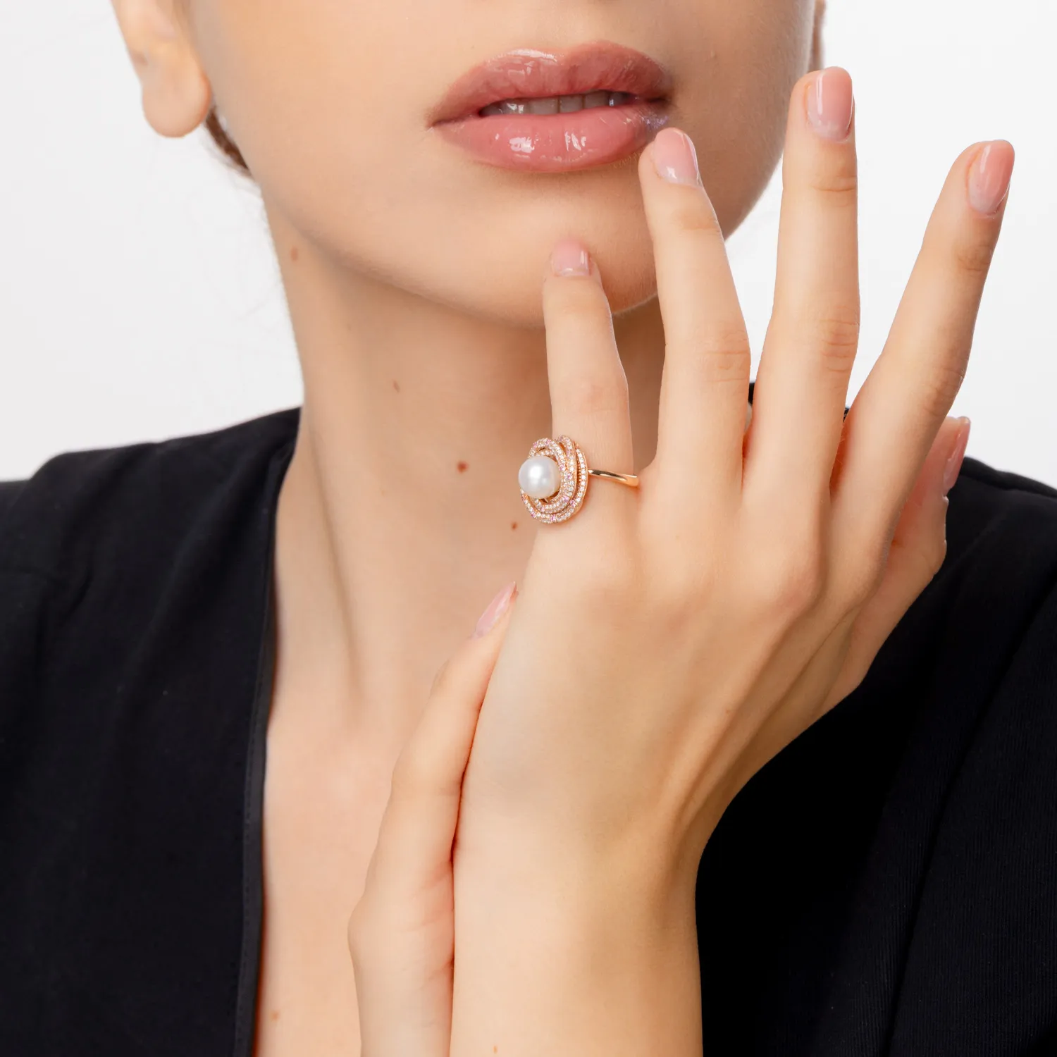 Pierścionek z różowego złota z kamieniami szlachetnymi i półszlachetnymi o masie 5.1ct
