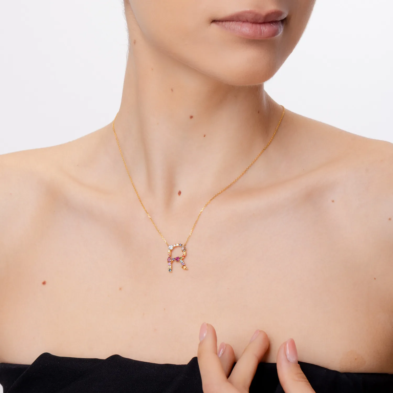 Naszyjnik z żółtego złota z zawieszką z literą R z 1.2ct kamieni szlachetnych i półszlachetnych
