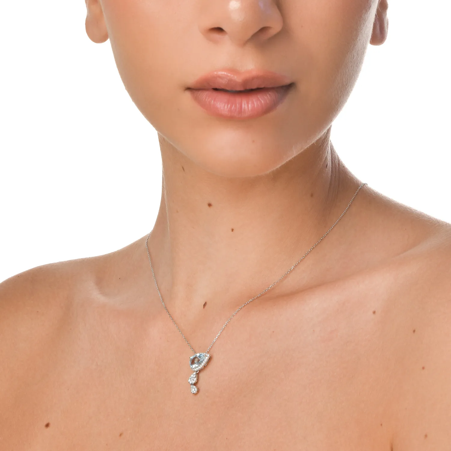 Naszyjnik z białego złota z wisiorkiem z topazem niebieskim 1.5ct i diamentami 0.3ct