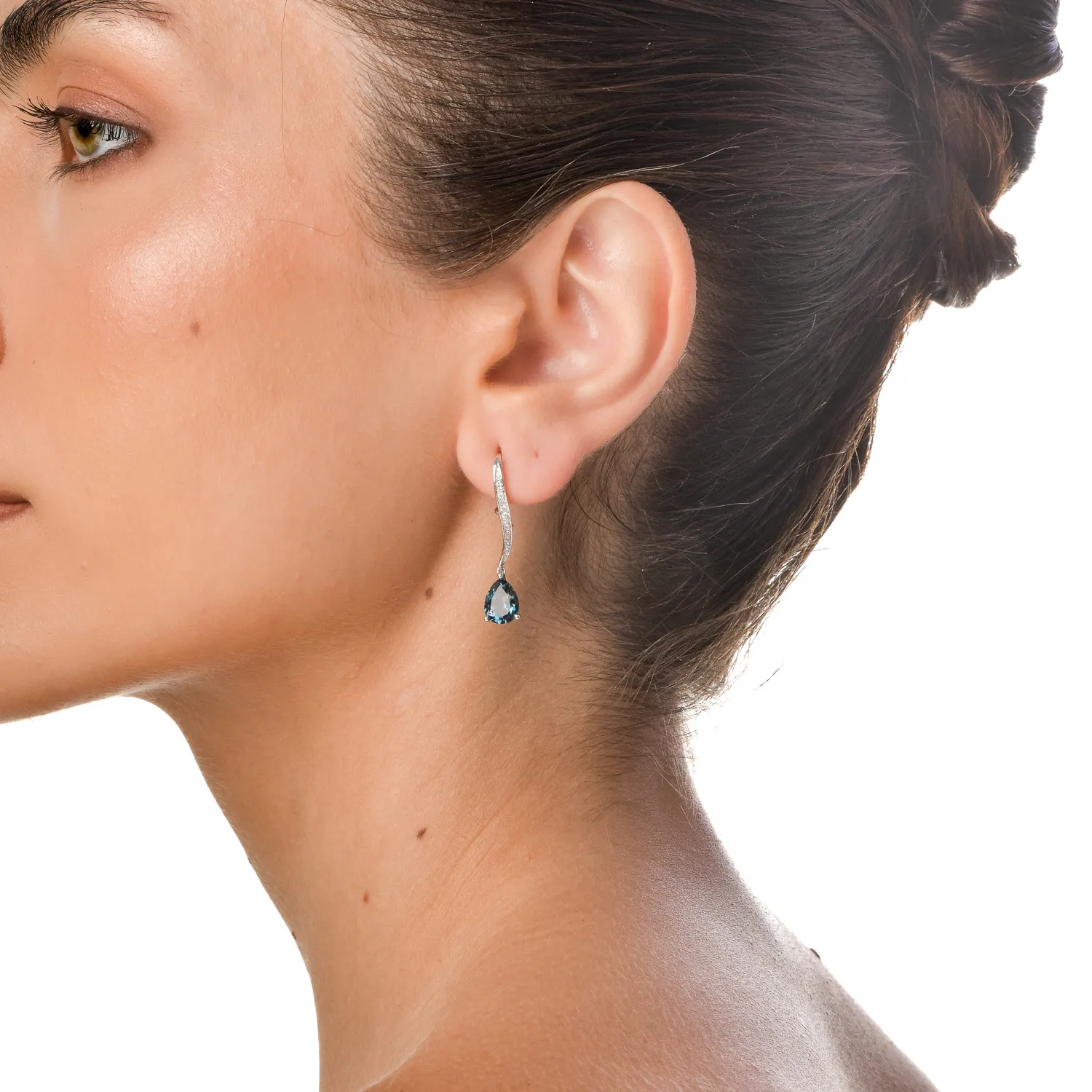 Fehérarany hosszú fülbevaló 0.1ct gyémántokkal és 3.8ct London Blue topázzal