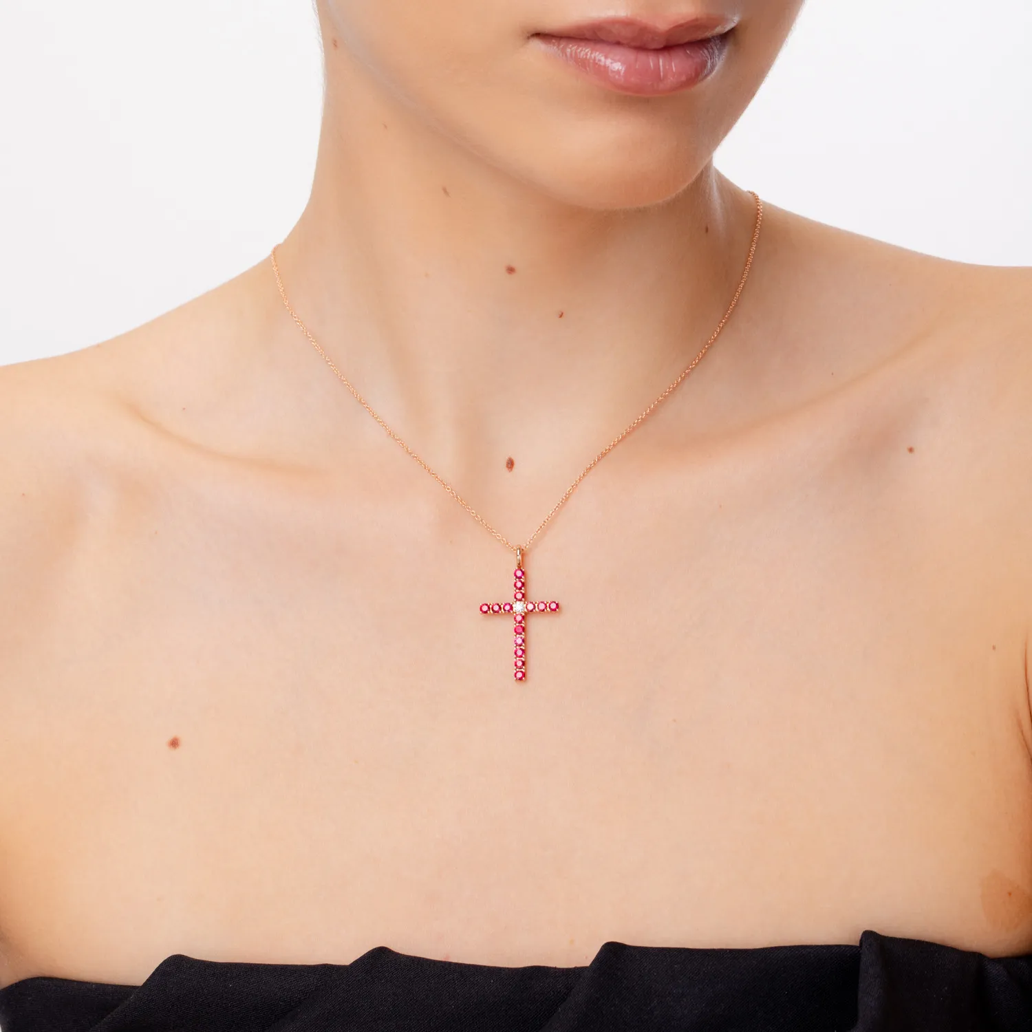 Naszyjnik z krzyżykiem z różowego złota z rubinami 1.3ct i diamentem 0.07ct