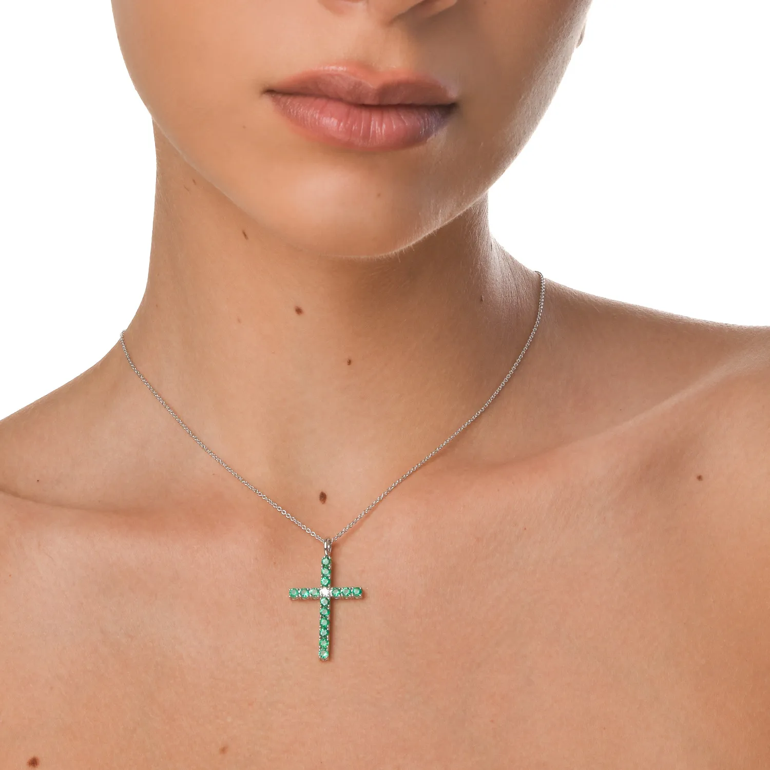 Naszyjnik z krzyżykiem z białego złota ze szmaragdami 1.1ct i diamentem 0.07ct