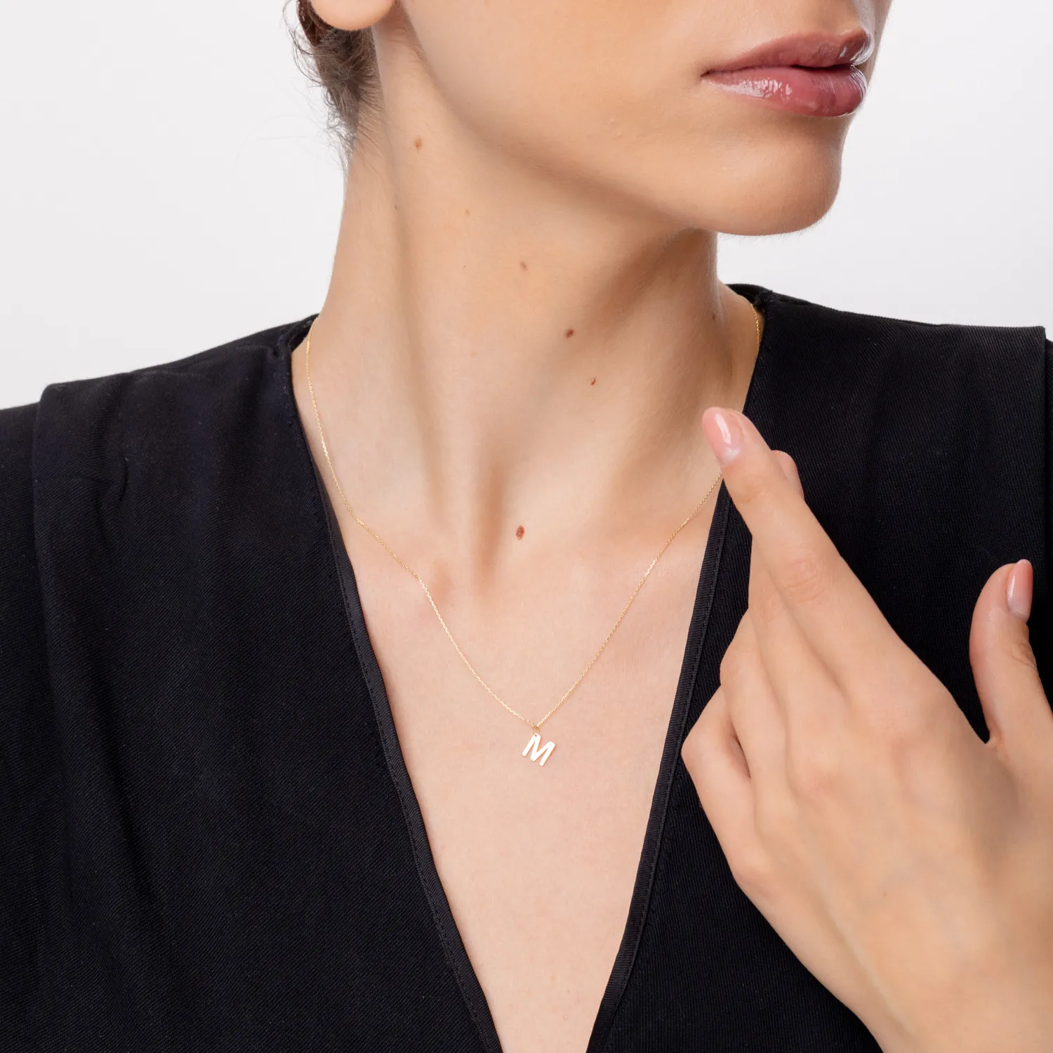 Naszyjnik z zawieszka litera M z zoltego zlota z 0.005ct diamentem