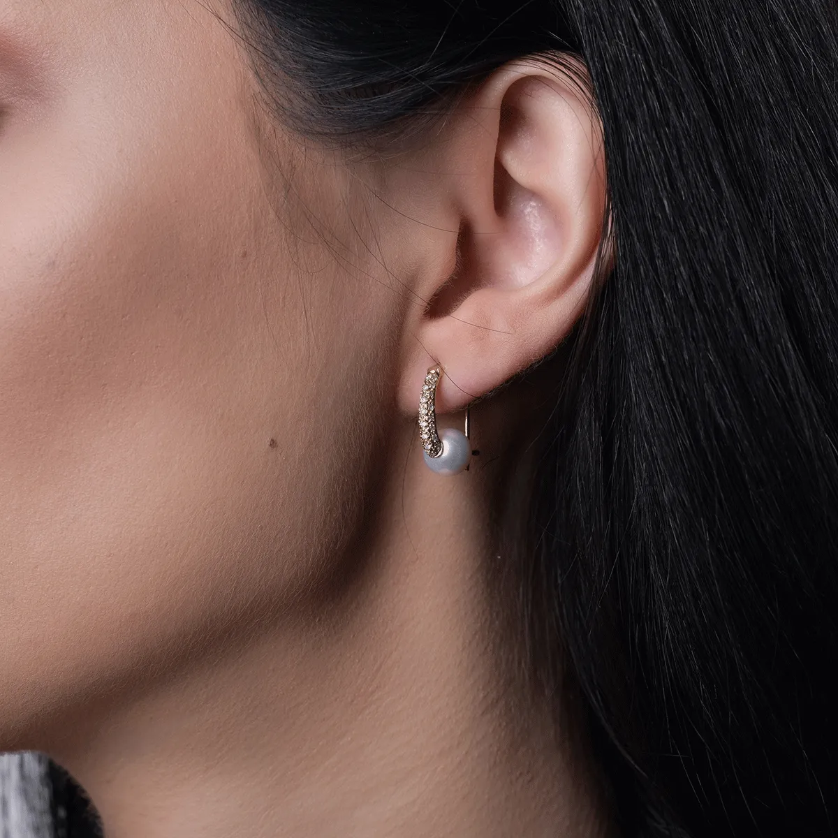 Yellow gold earrings with fresh-water pearls and 0.19ct diamonds