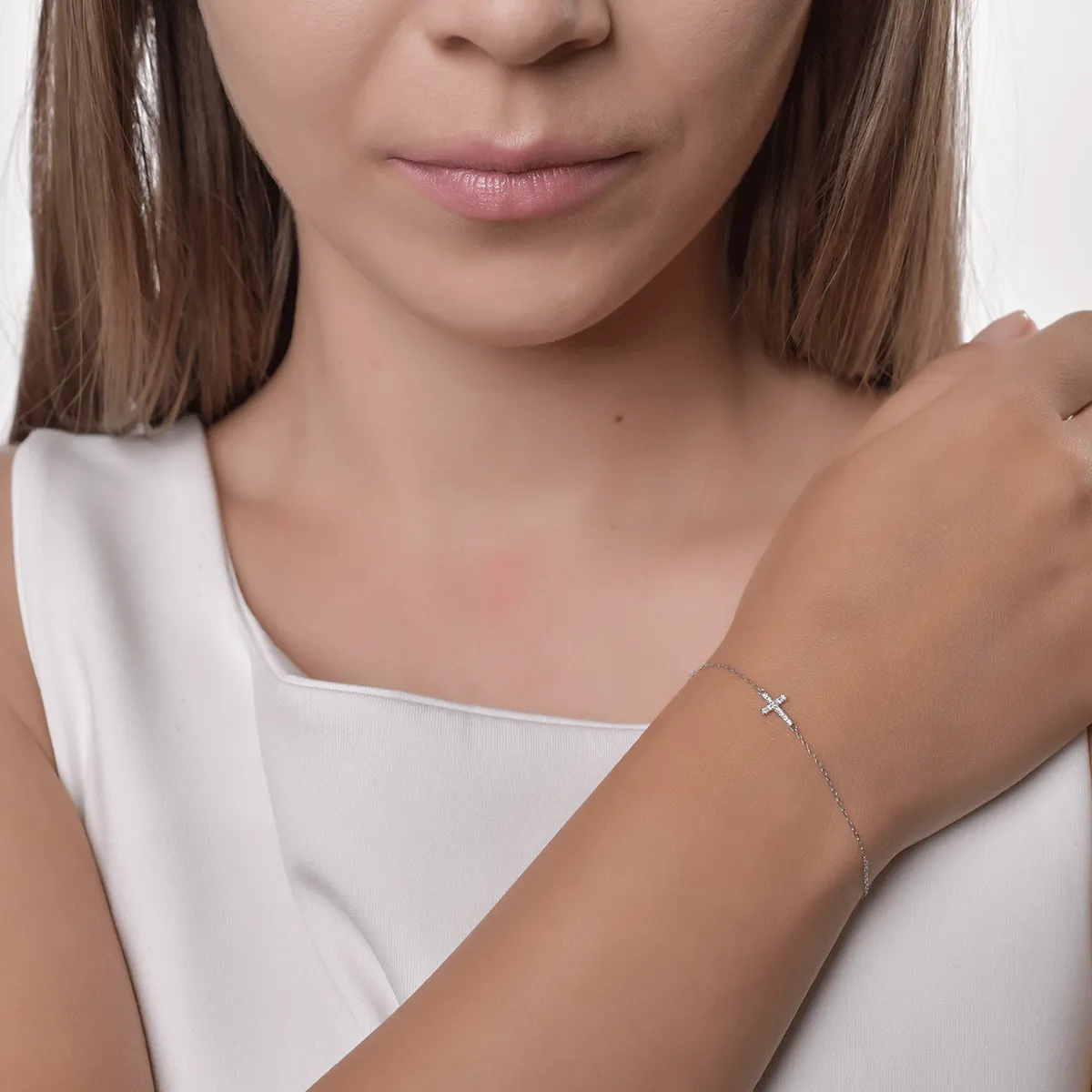 Bransoletka z krzyżem z 14K białego złota i diamenty 0.06kr