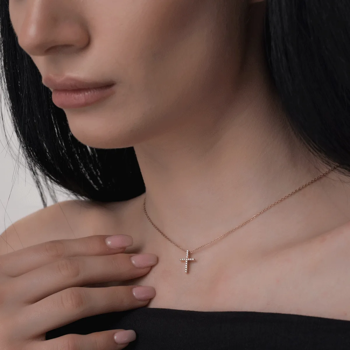 Висулка с кръст от розово злато 18K с диаманти 0,066ct
