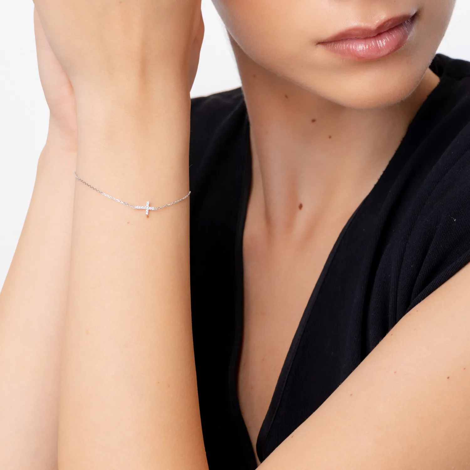 Bratara cu pandantiv cruce din aur alb cu diamante de 0.05ct