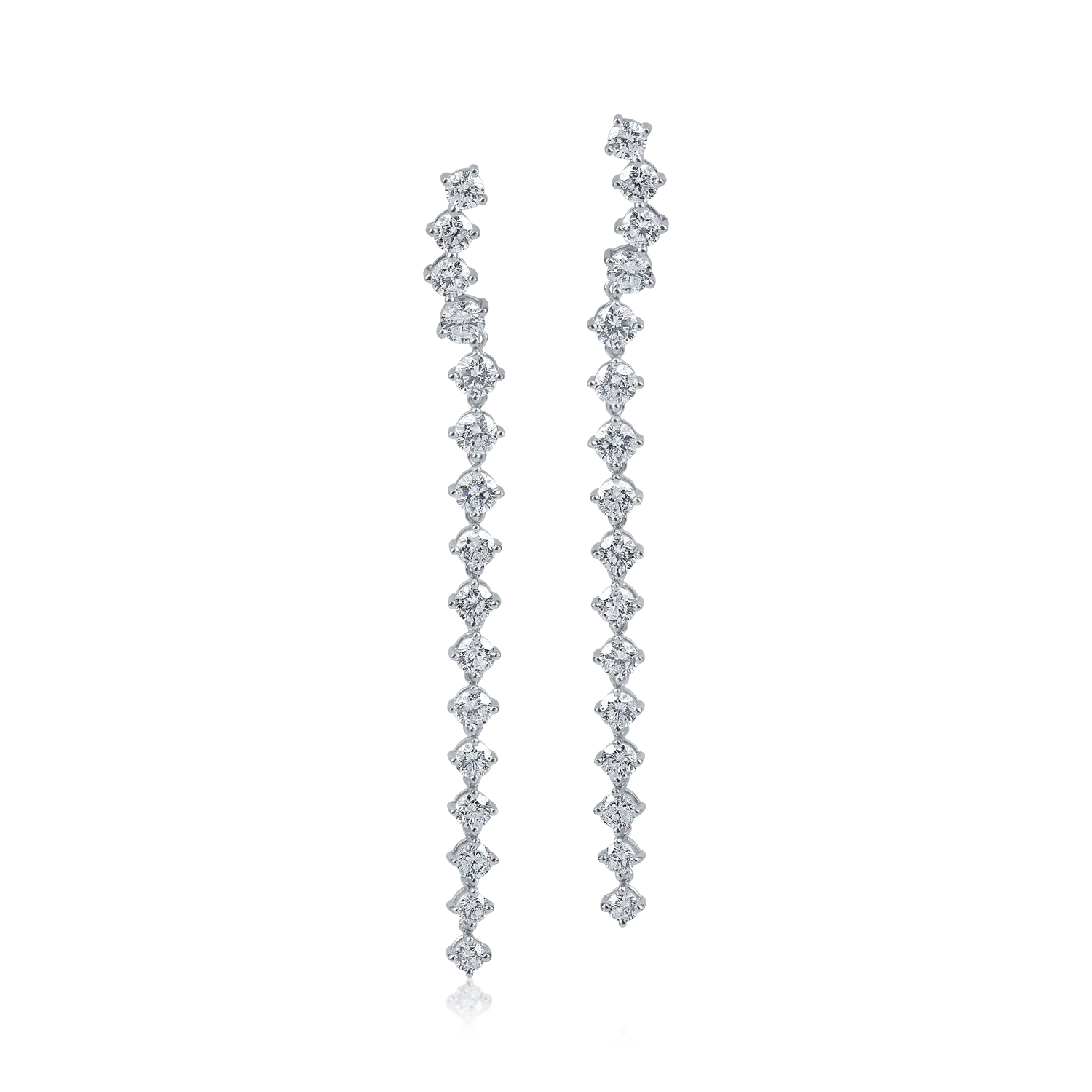 Cercei lungi din aur alb cu diamante de 4.8ct