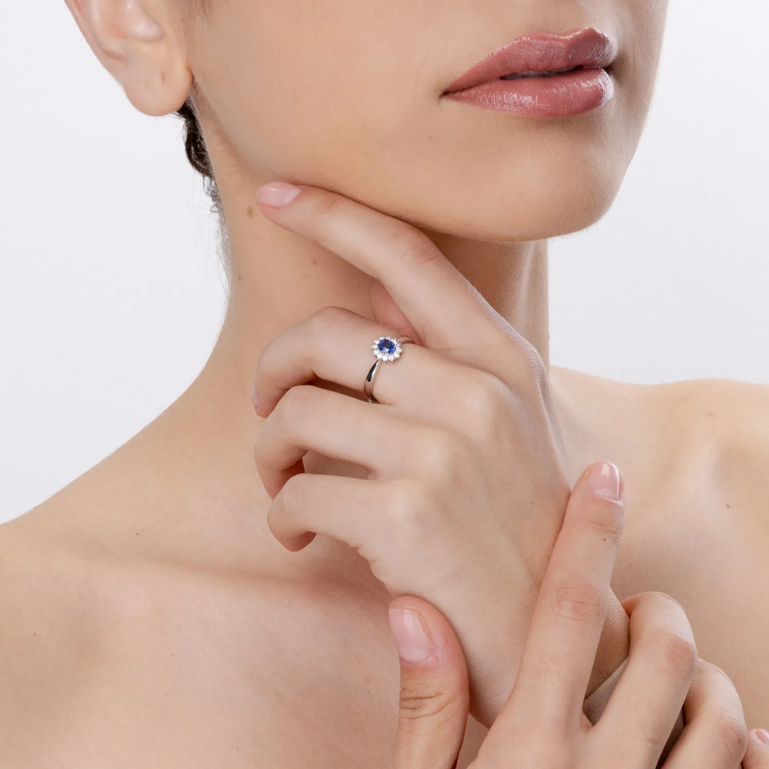Inel din aur alb cu un safir oval de 0.46ct si diamante de 0.17ct