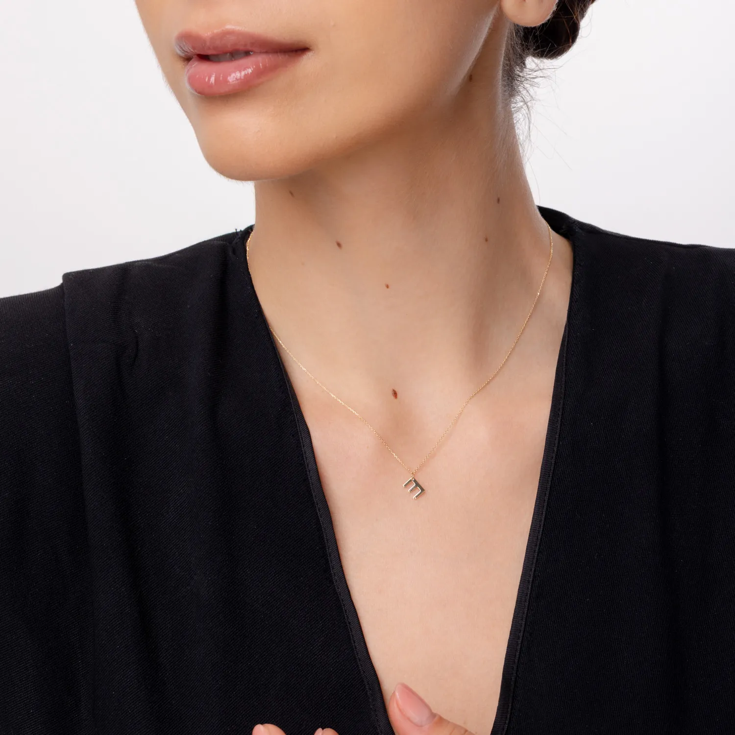 Naszyjnik z zawieszka litera E z zoltego zlota z 0.005ct diamentem