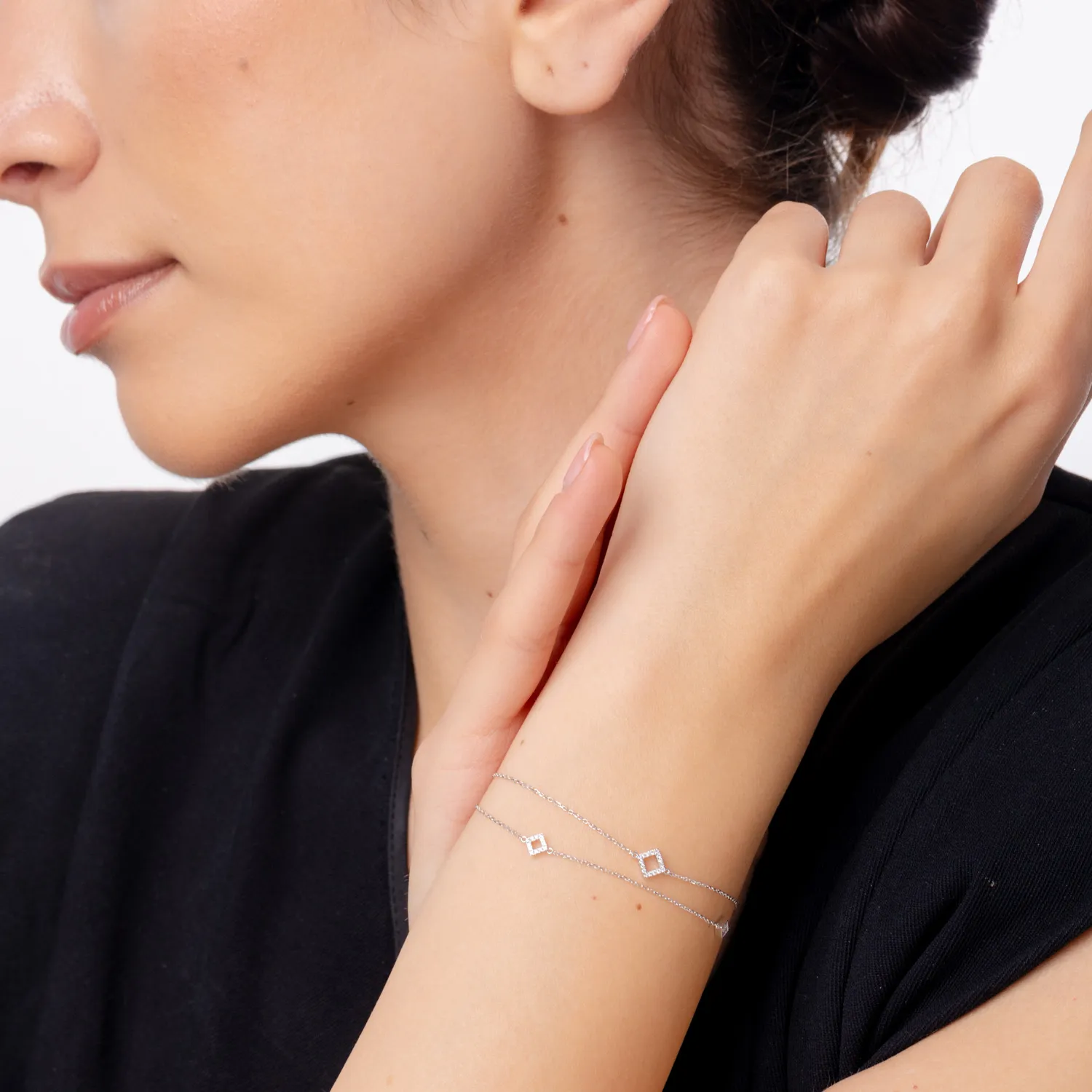 Feher arany geometrikus medálos karkoto 0.1ct gyemanttal
