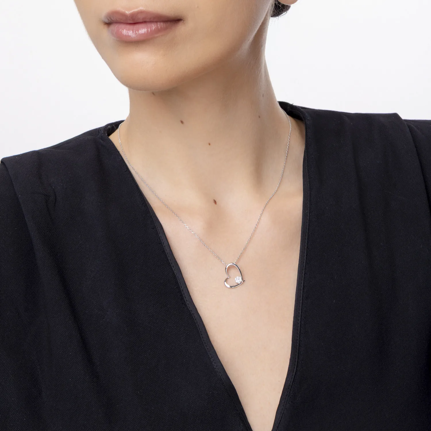 Feher arany sziv medál 0.12ct gyemanttal