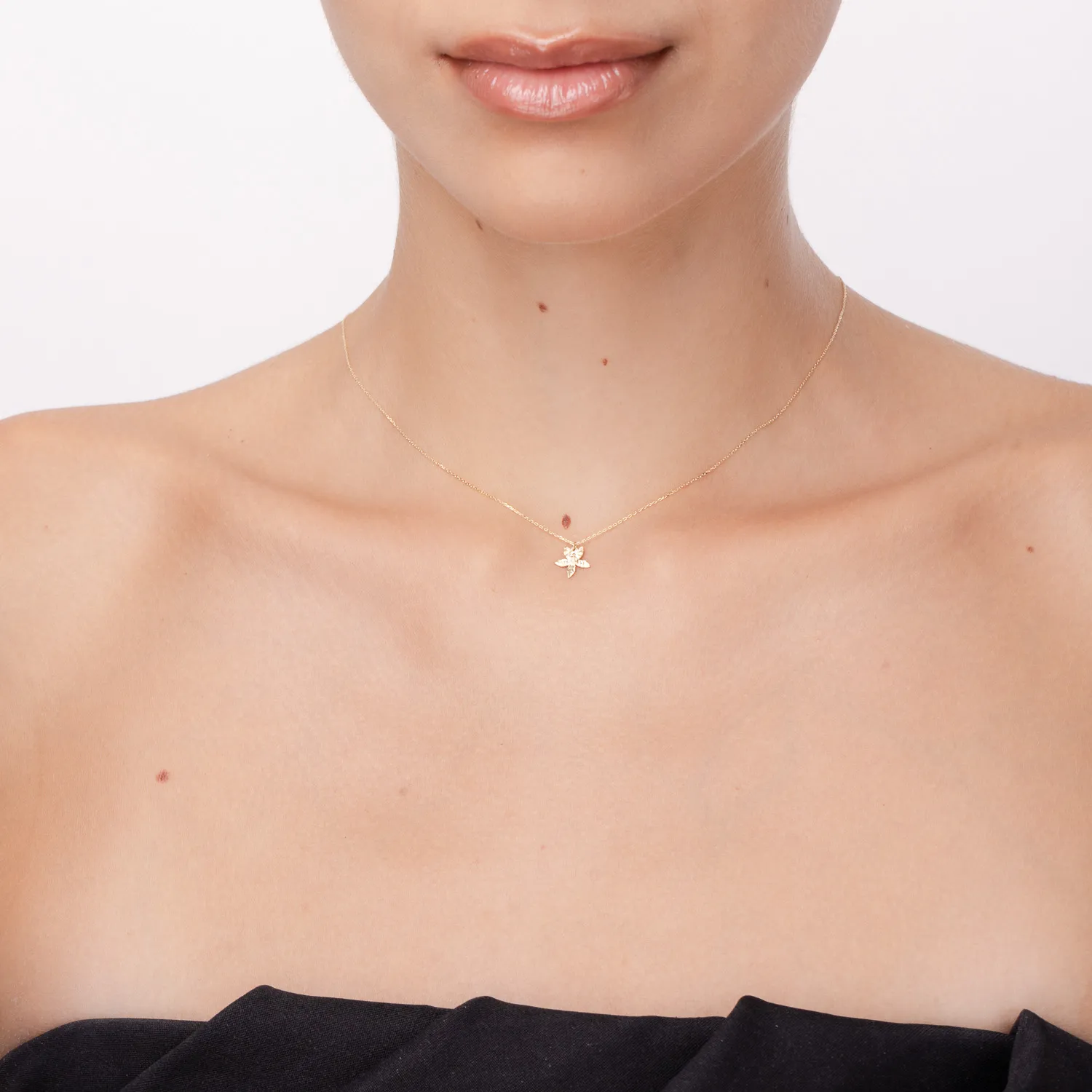 Yellow gold necklace with floral pendant and diamond of 0.005ct