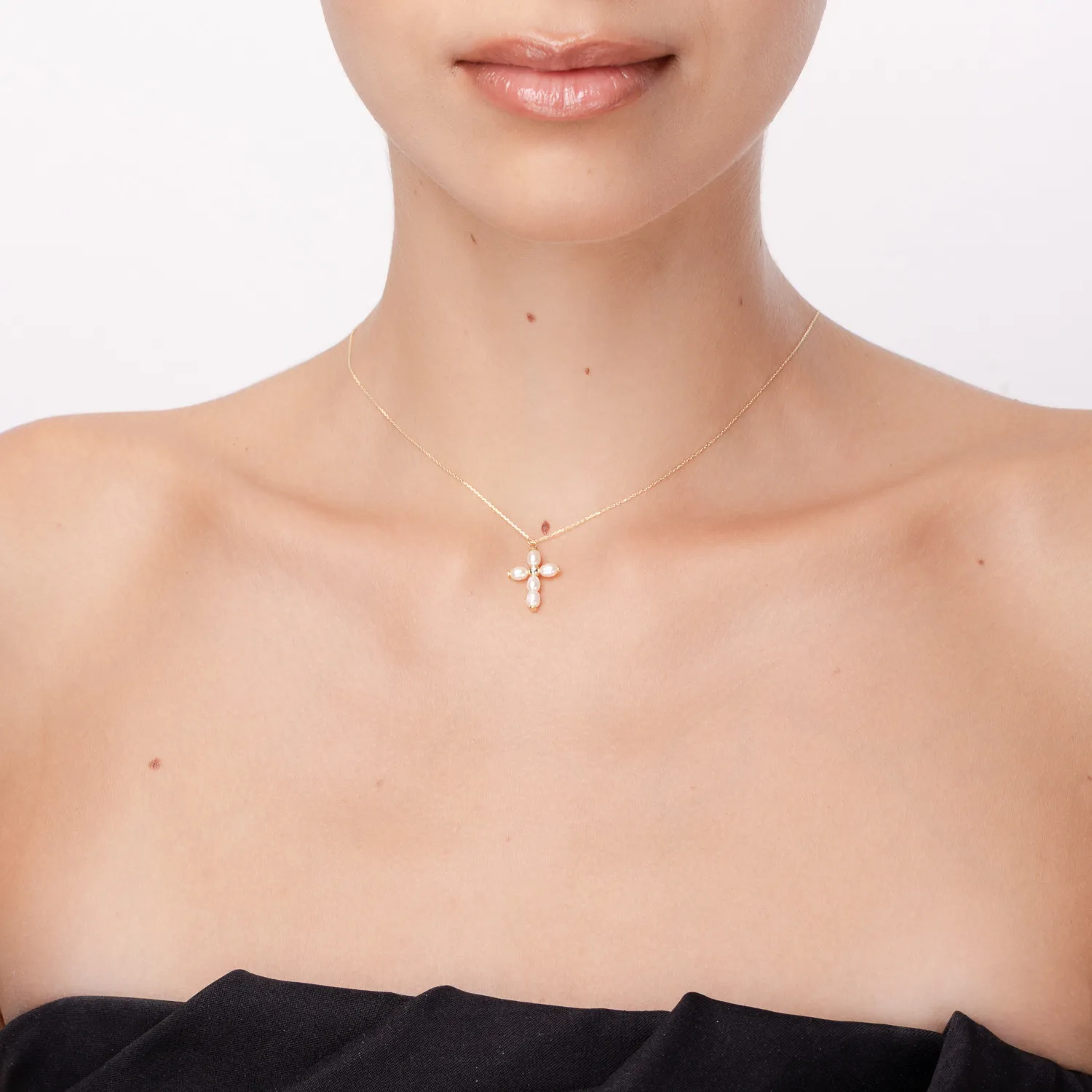 Yellow gold necklace with cross pendant, diamond of 0.005ct and cultured pearls