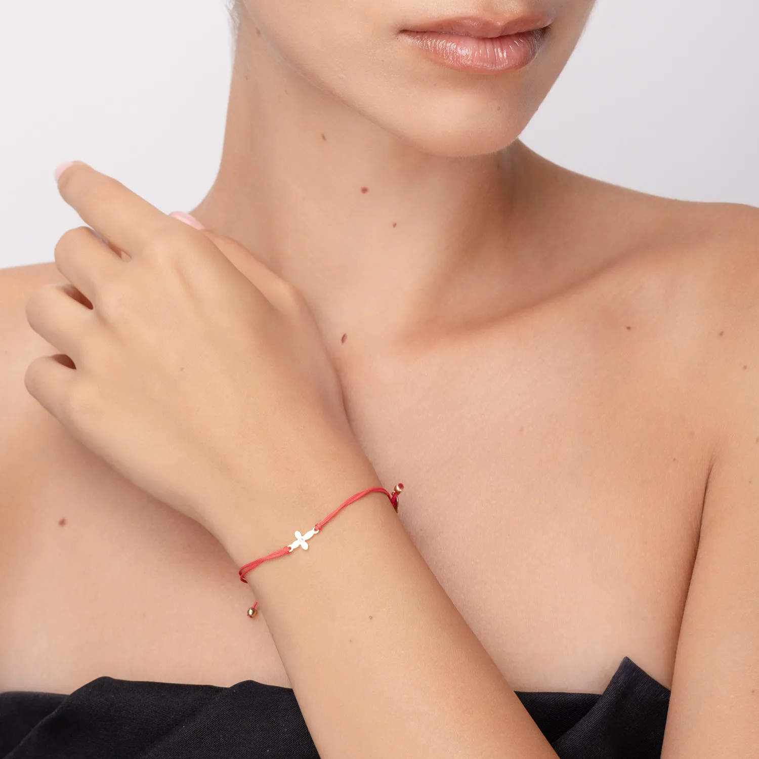 Yellow gold bracelet with red cord, cross pendant and diamond of 0.005ct