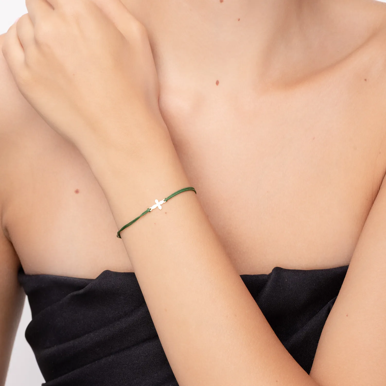 Yellow gold bracelet with green cord, cross pendant and diamond of 0.005ct