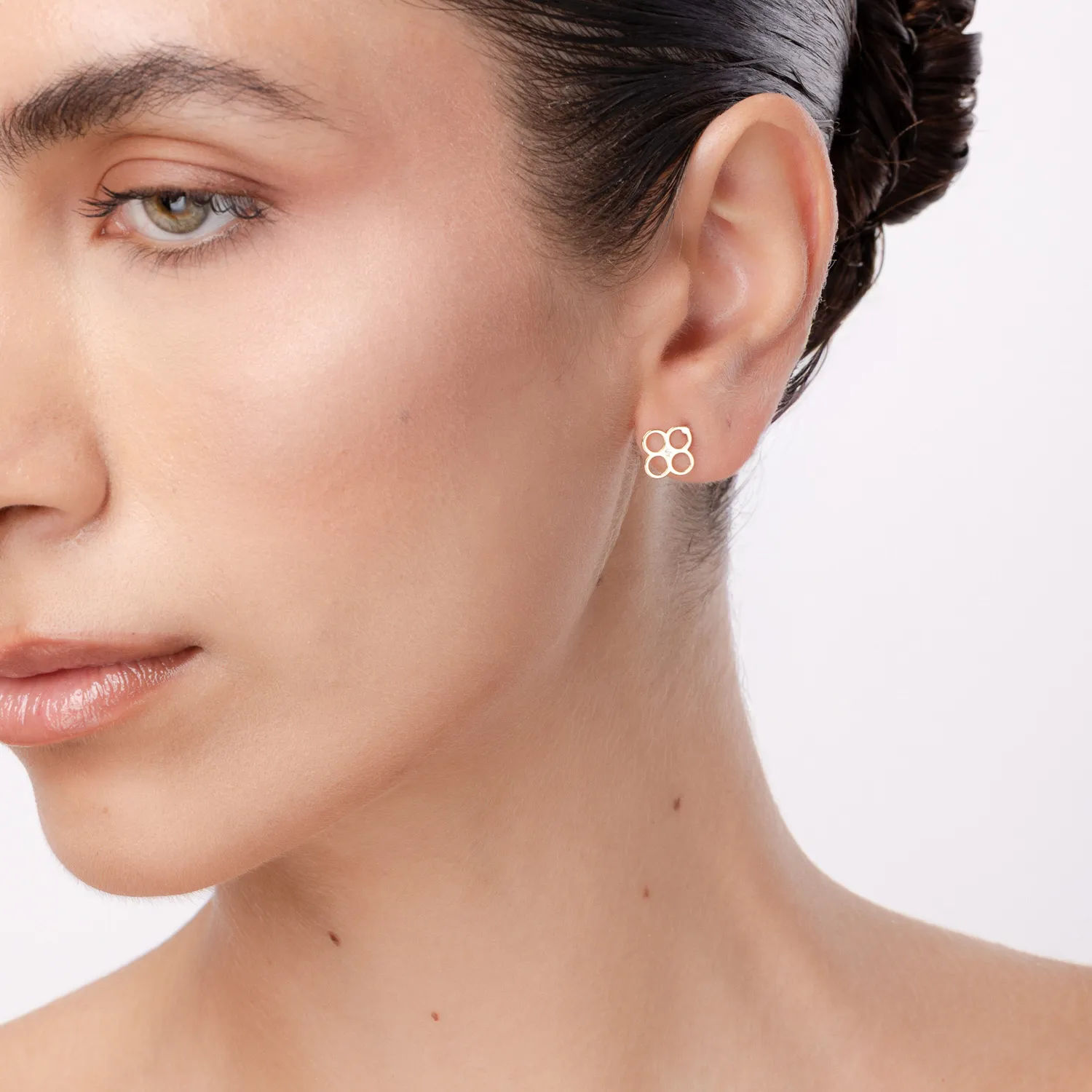 Yellow gold floral earrings with diamonds of 0.01ct