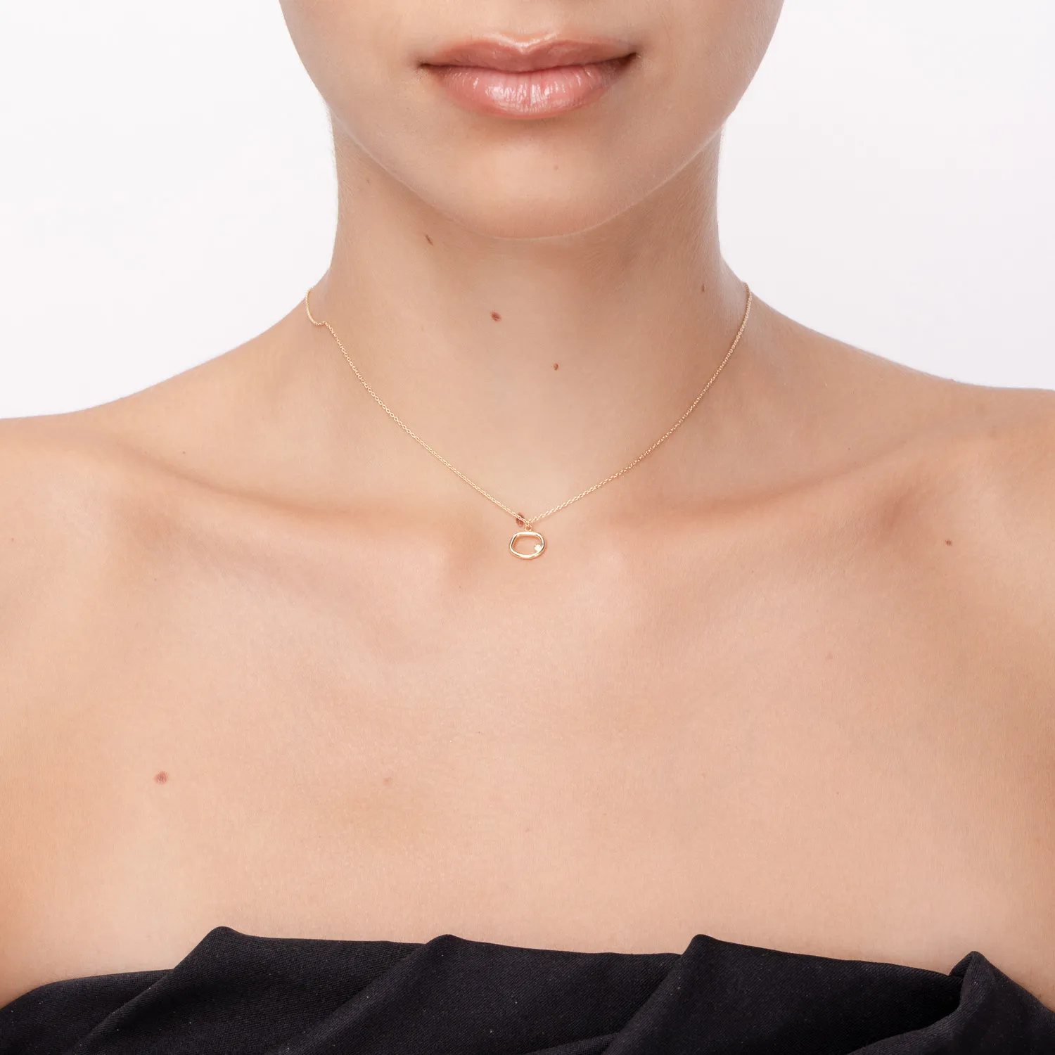 Yellow gold necklace with round pendant and diamond of 0.005ct