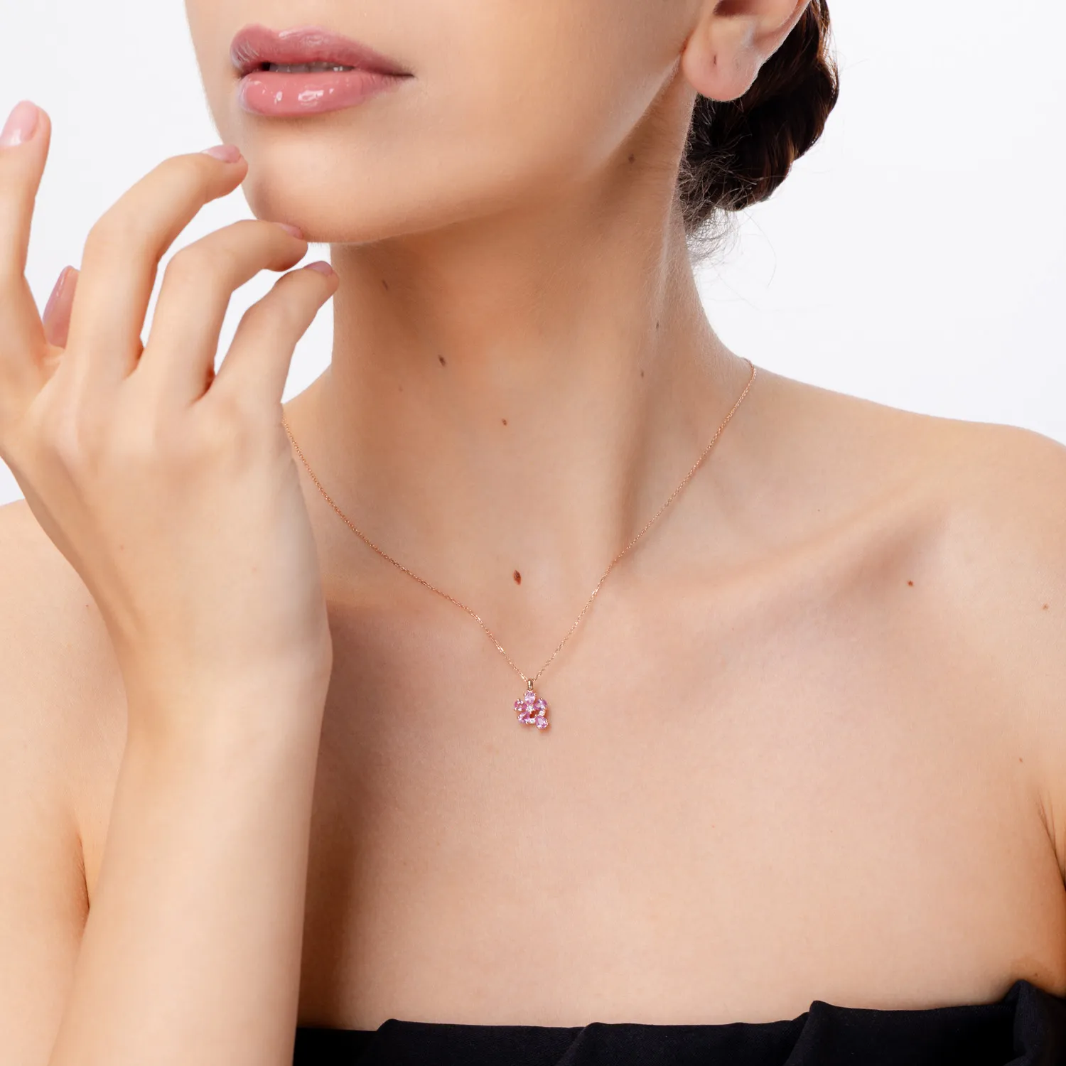 Lant cu pandantiv floral din aur roz cu safire roz pear de 0.77ct si diamante de 0.04ct