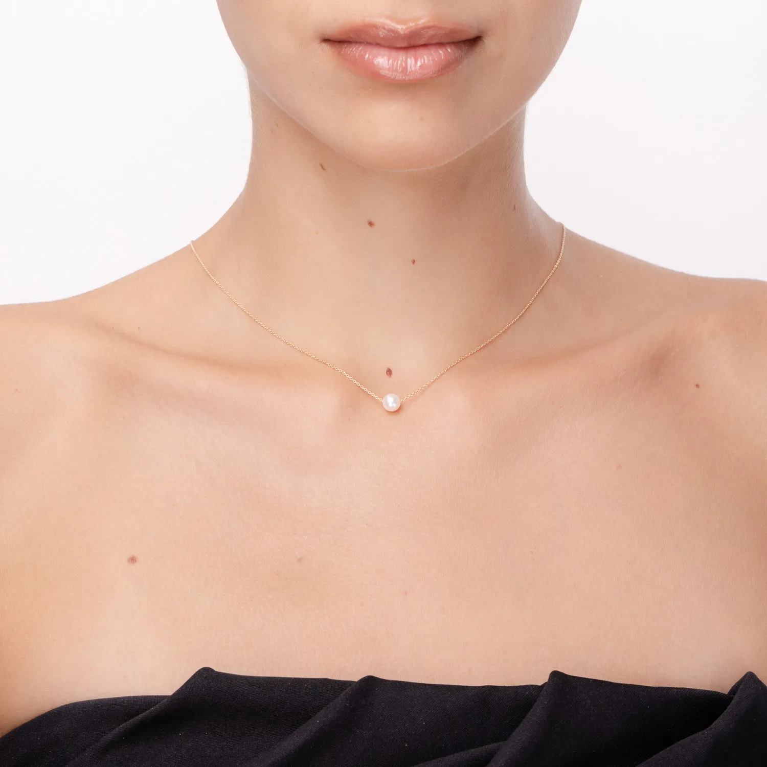 Yellow gold necklace with fresh water pearl