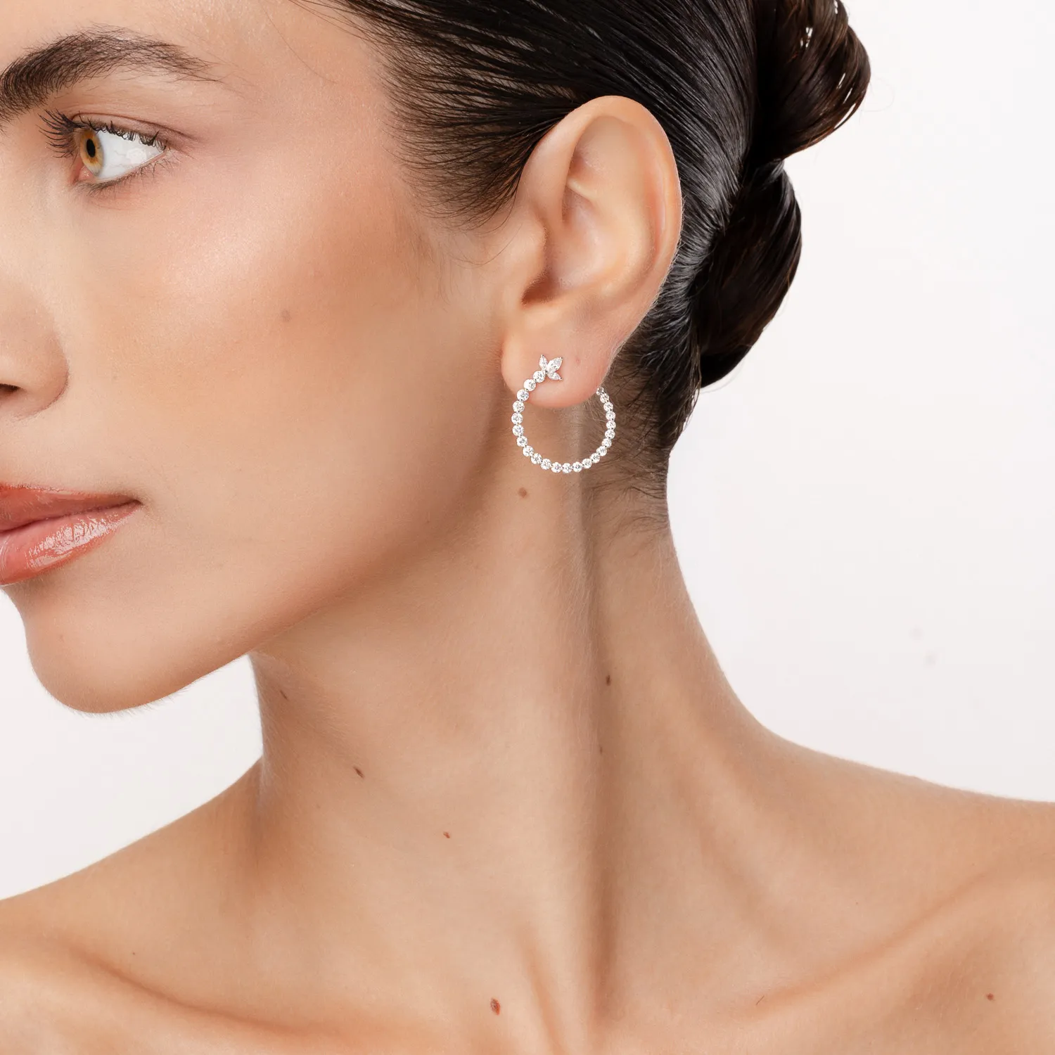 White gold round earrings with 2.2ct diamonds