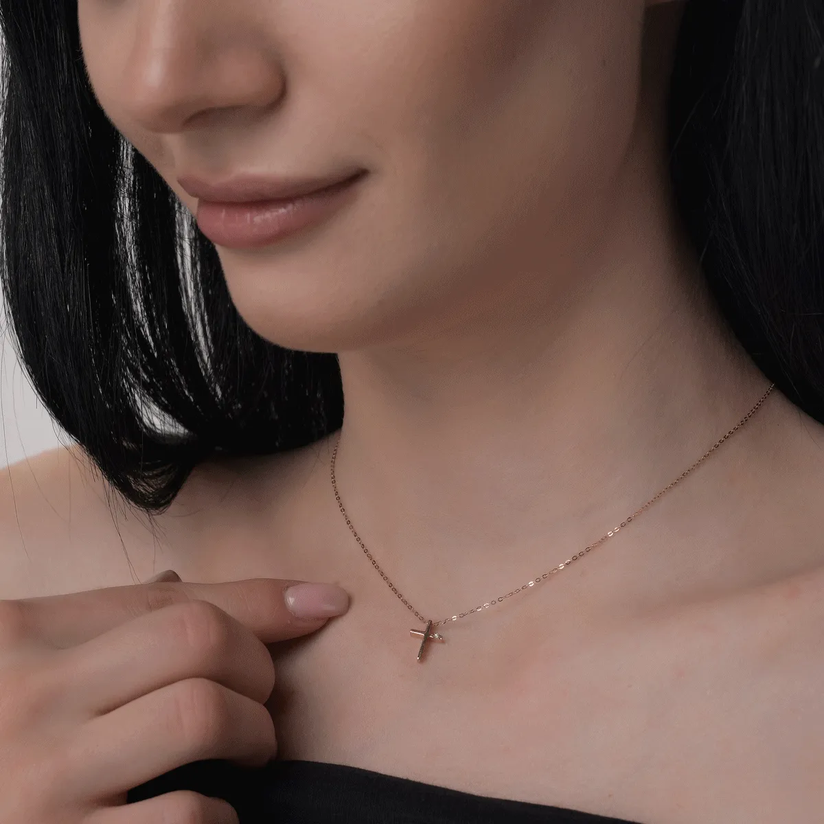 Lant cu pandantiv cruce din aur roz cu diamant de 0.005ct