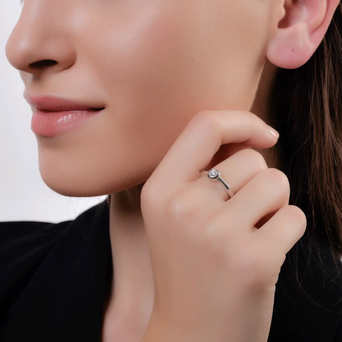 Пръстен от розово злато 18К с диамант 0.05гкт и диаманти от 0.027гкт