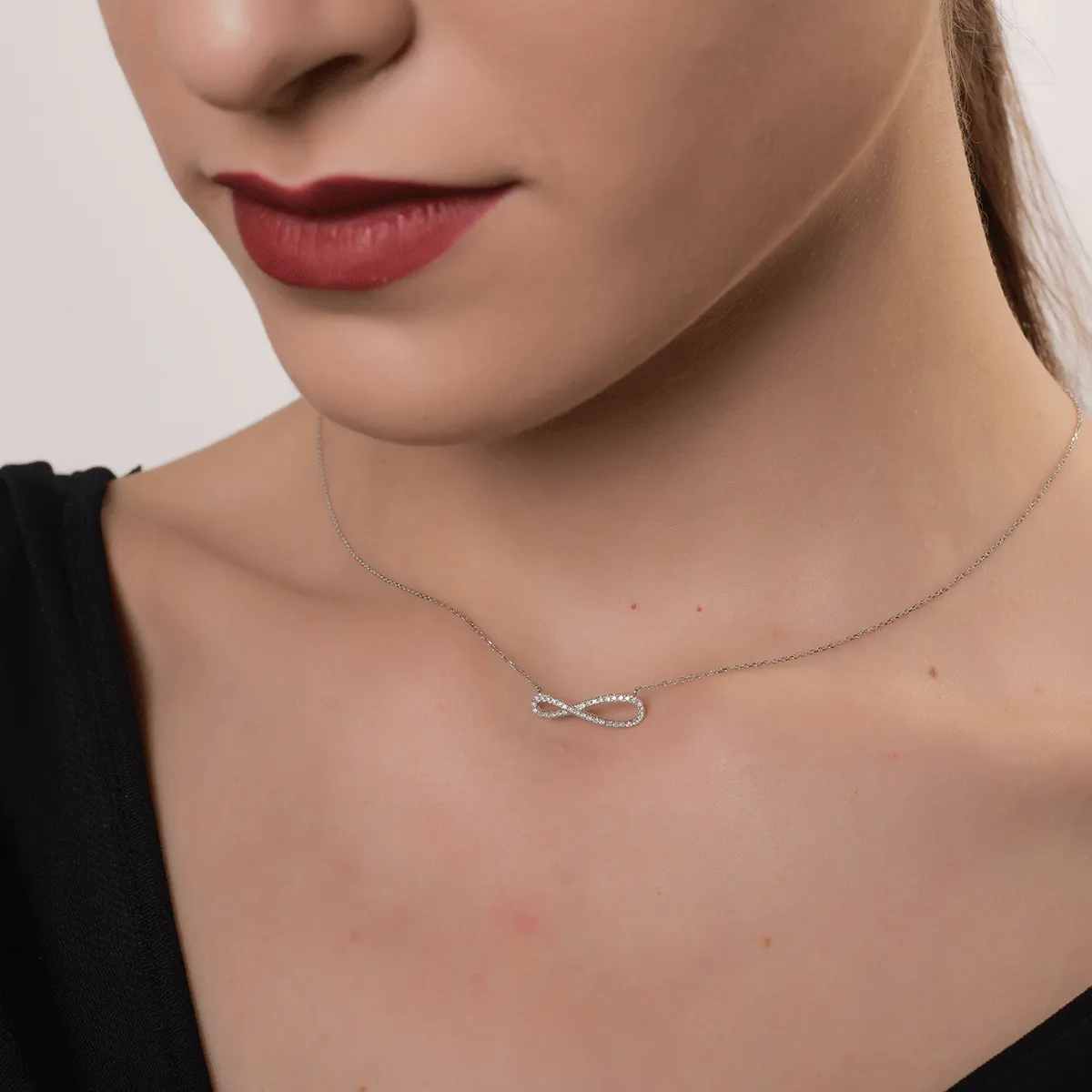 Wisiorek nieskończoność z 18K białego złota z diamentami o masie 0.11ct
