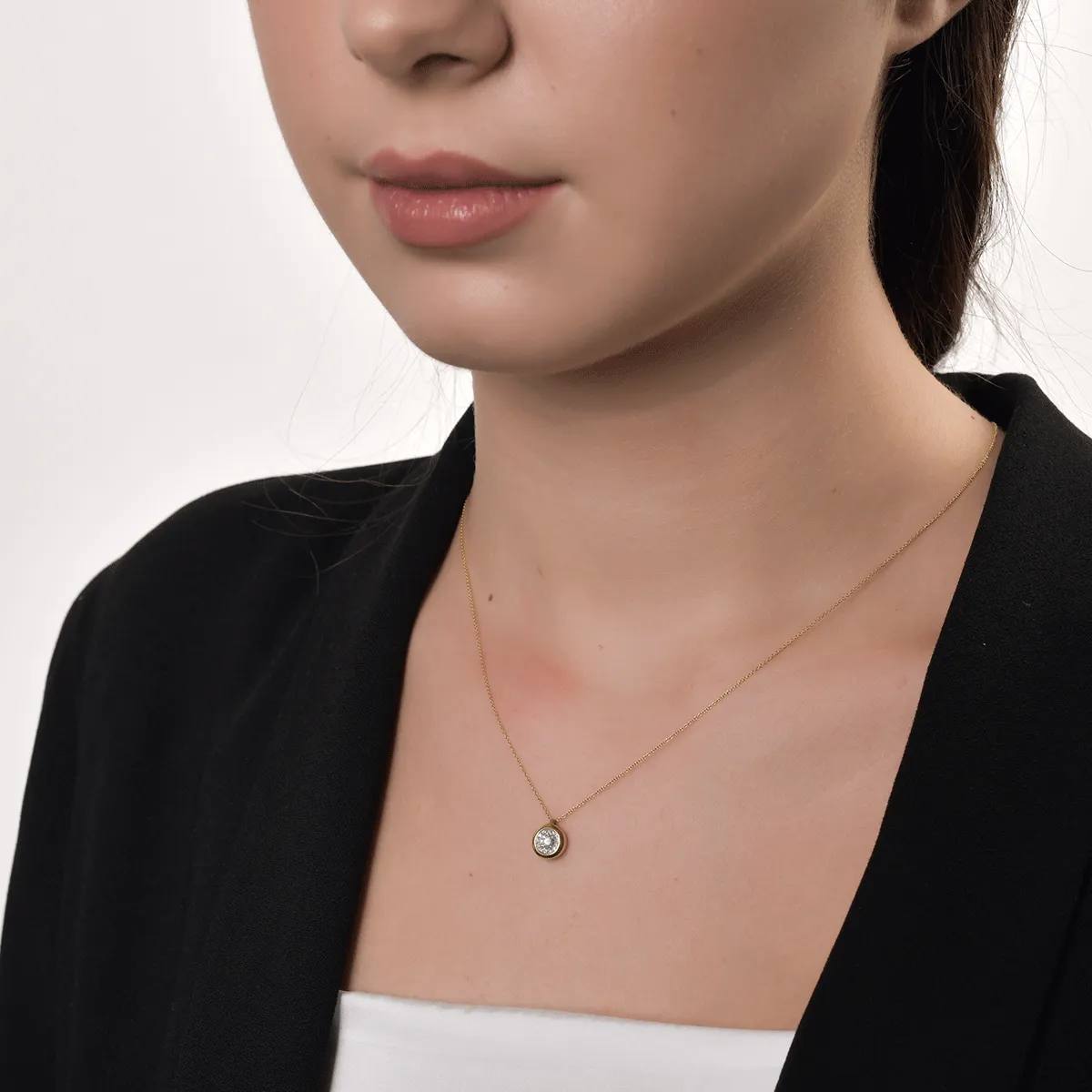 18K yellow gold pendant chain with 0.122ct diamond and 0.04ct diamonds