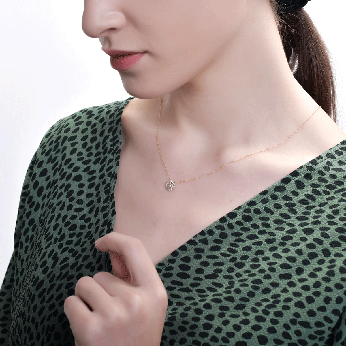 18K yellow gold pendant necklace with 0.145ct diamonds